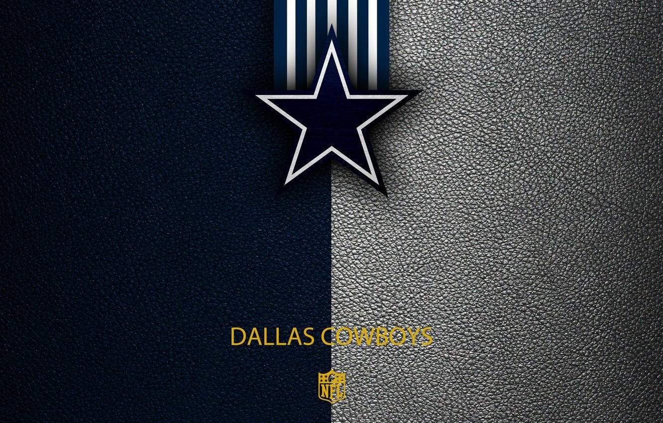 Dallas Cowboys Logo 桌布 壁紙 — 達拉斯牛仔隊星形標誌居中，置於海軍藍與銀色拼接皮革背景上，下方有球隊名稱及NFL盾牌。