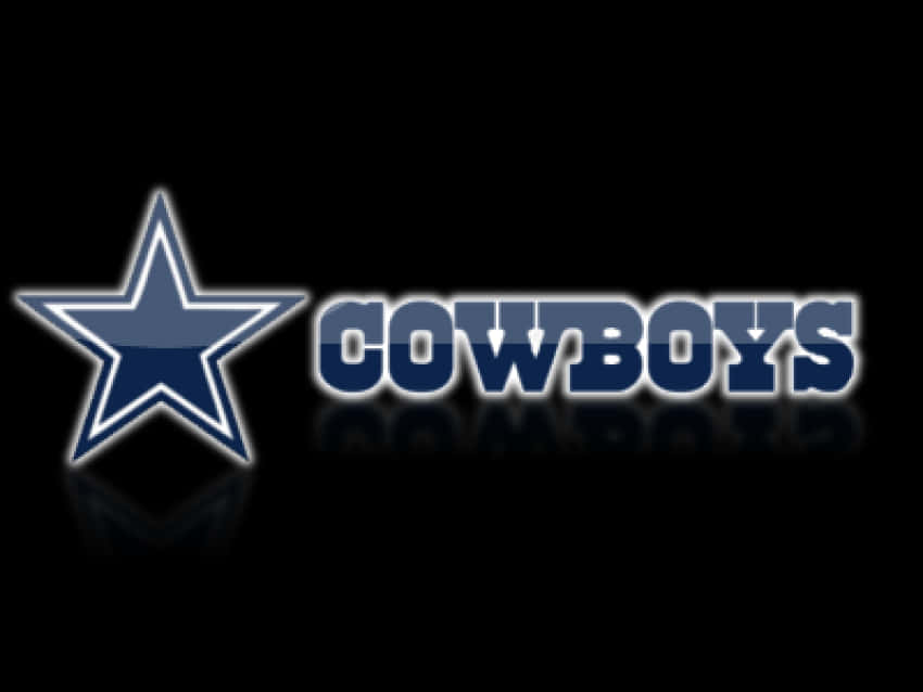 Dallas Cowboys Logo 桌布 壁紙 — 達拉斯牛仔隊標誌，星星和文字在黑色反光表面上發光。
