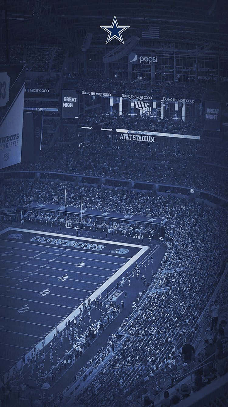 Dallas Cowboys iPhone 桌布 壁紙 — 達拉斯牛仔隊比賽期間，AT&T 體育場夜晚的鳥瞰圖，球迷在藍色燈光下歡呼。