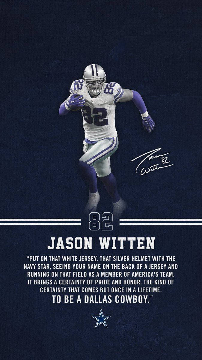 達拉斯牛仔 桌布 壁紙 — 達拉斯牛仔隊球員Jason Witten身穿白色球衣和銀色頭盔，在深藍色背景上動態奔跑，附有球隊名言和簽名。