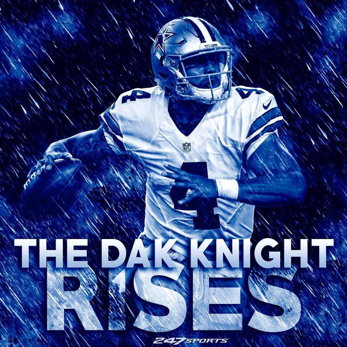 Dak Prescott 桌布 壁紙 — 達拉斯牛仔隊的四分衛身穿白色球衣，在深藍色天空下的大雨中緊握橄欖球。
