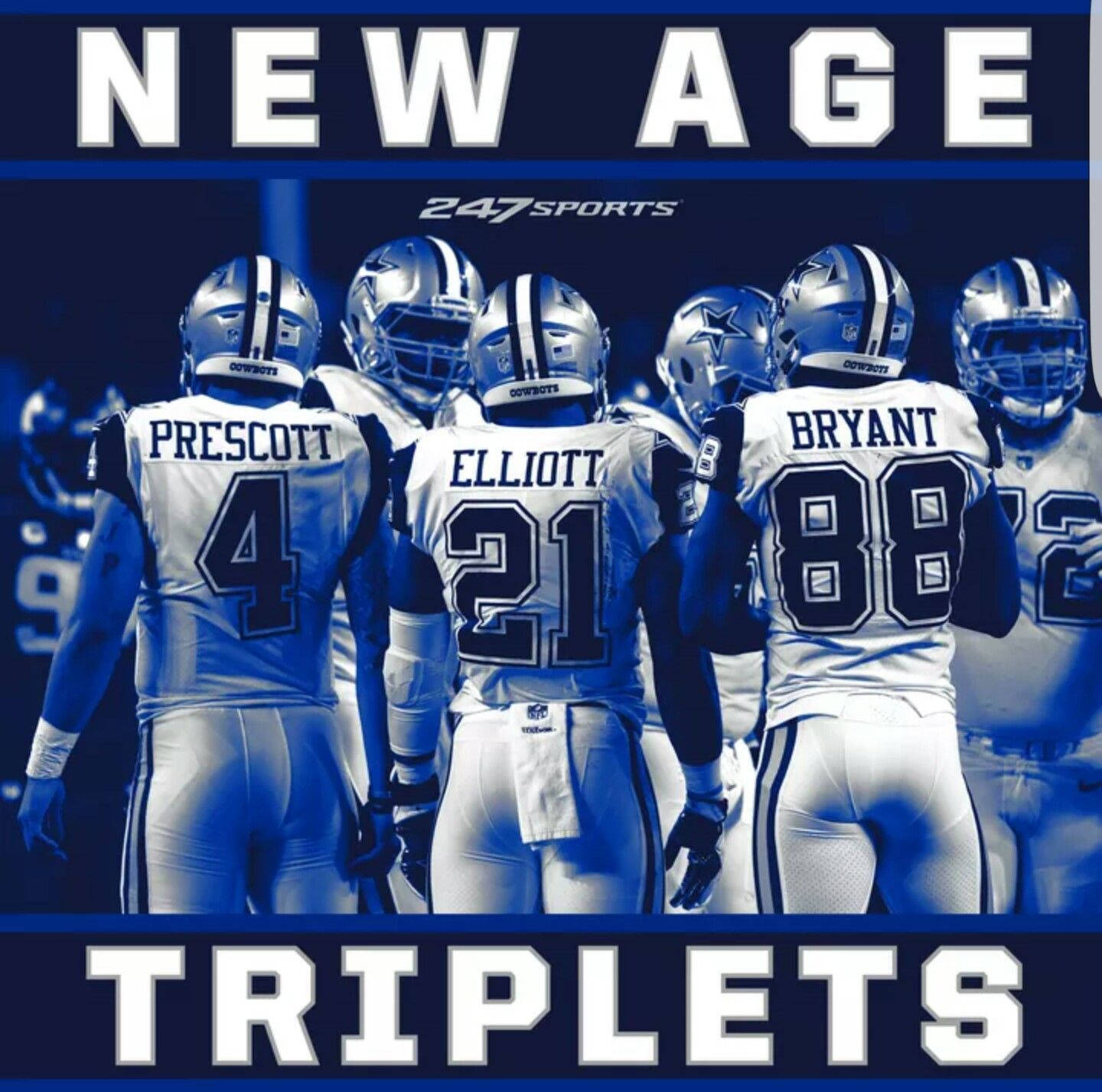 Dak Prescott 桌布 壁紙 — 達拉斯牛仔隊的足球員普雷斯科特、埃利奧特和布萊恩特身穿藍白相間的制服背靠背站立，下方有粗體文字。