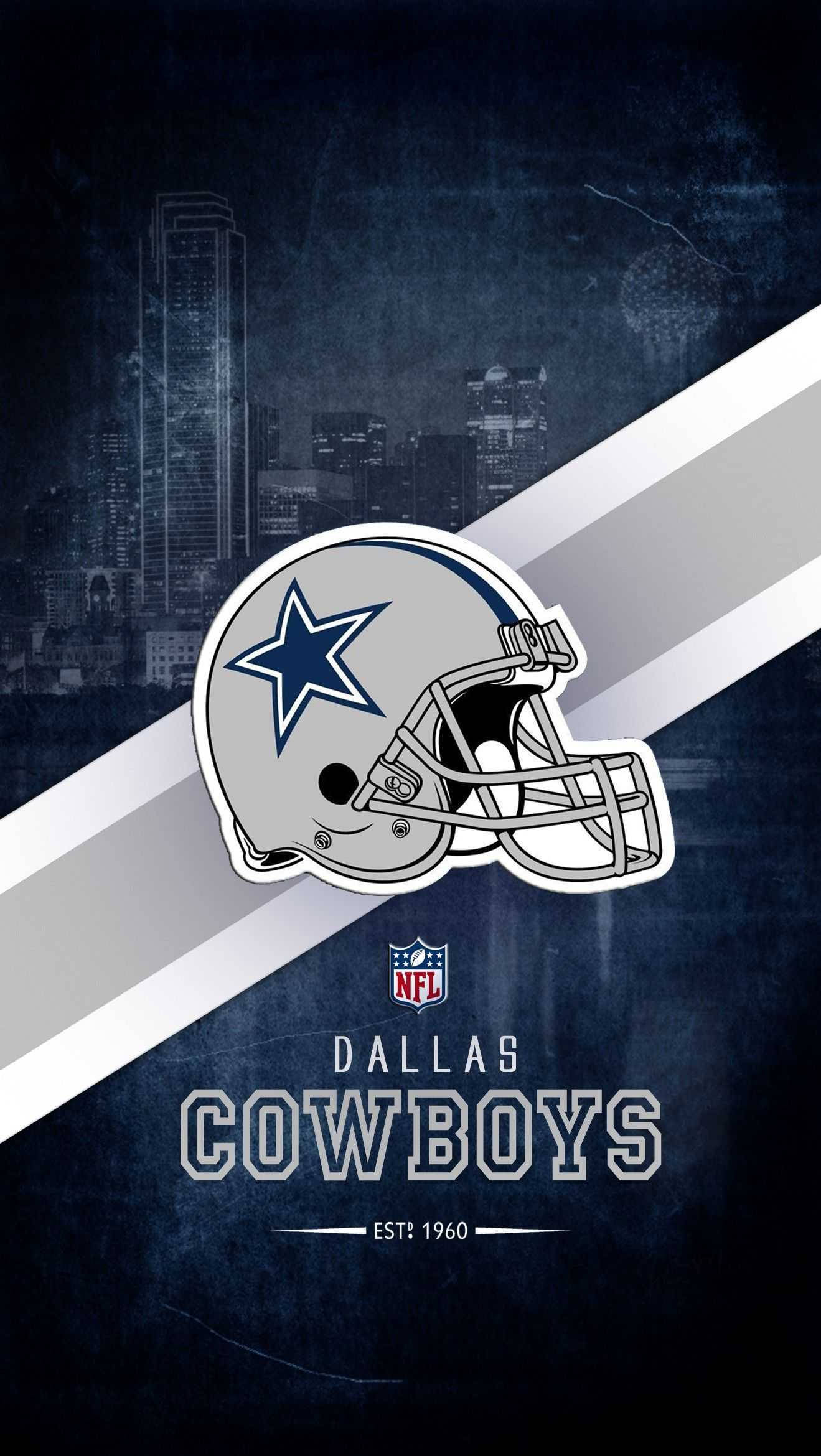 Dallas Cowboys Logo 桌布 壁紙 — 達拉斯牛仔隊的足球頭盔居中放置在帶有對角銀色條紋的黑暗城市天際線上。