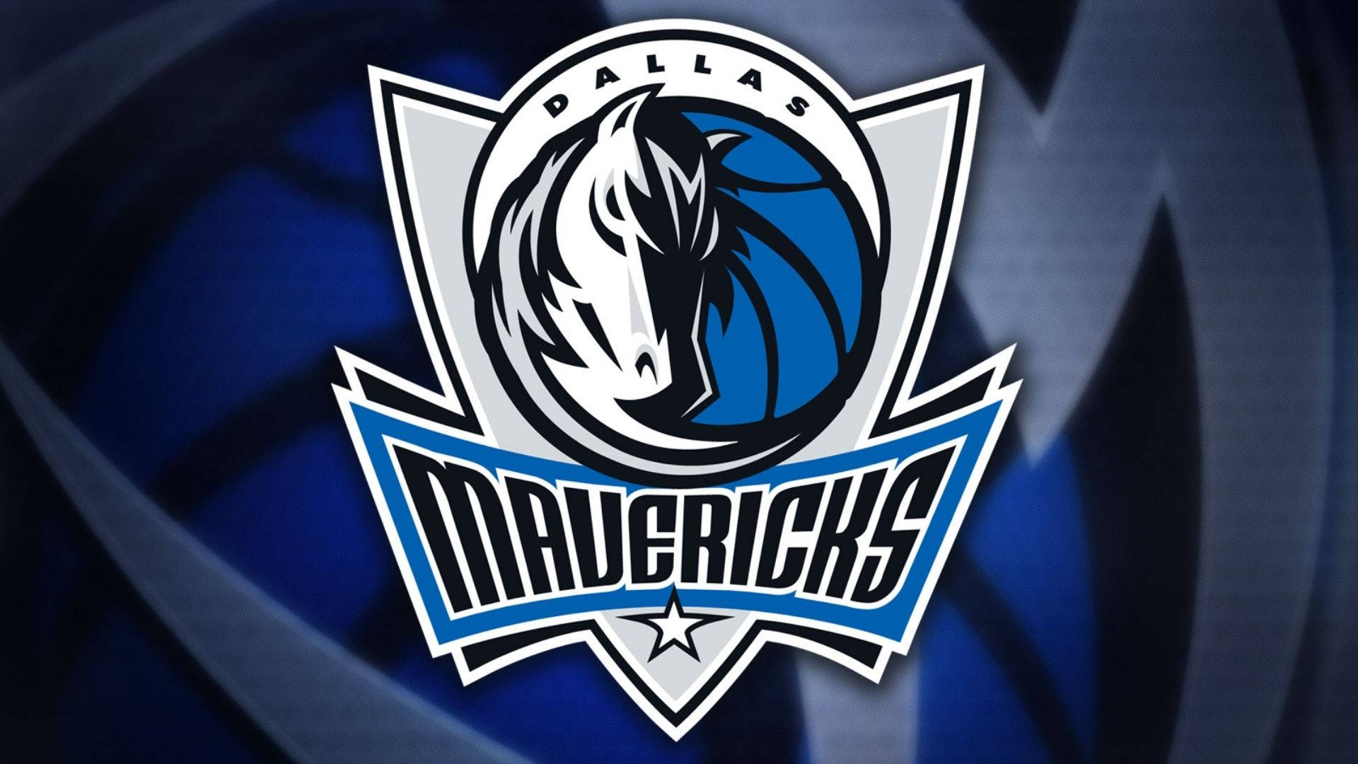 Mavericks 桌布 壁紙 — 達拉斯獨行俠標誌，白色馬頭在藍色籃球背景上，帶有動態藍色漩渦。