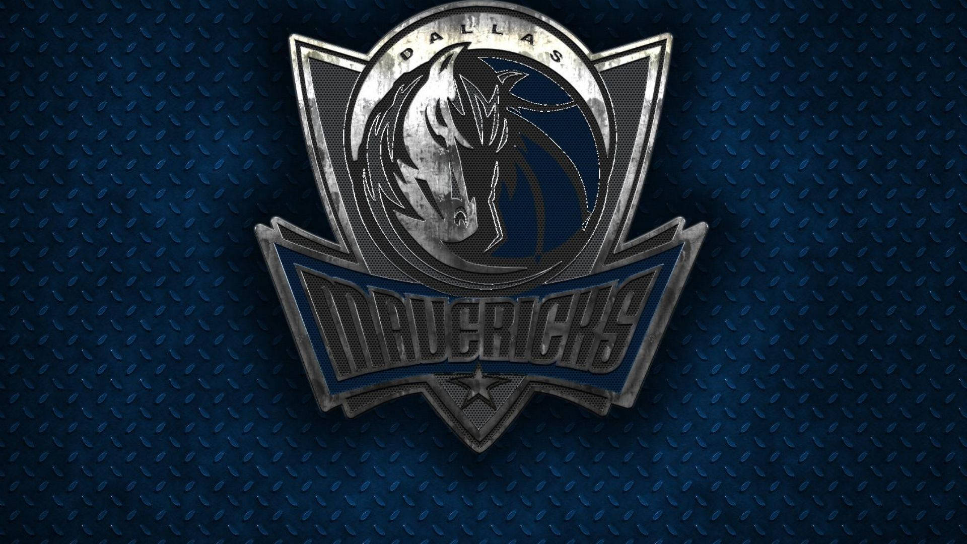 Mavericks 桌布 壁紙 — 達拉斯獨行俠標誌以金屬銀色呈現，背景為帶紋理的藍色鑽石紋板。