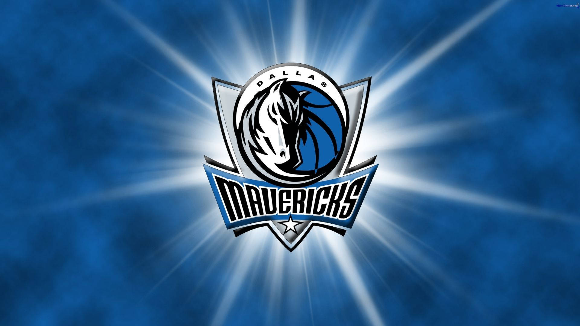 Mavericks 桌布 壁紙 — 達拉斯獨行俠標誌在帶有紋理的藍色背景上散發出明亮的白色光束。