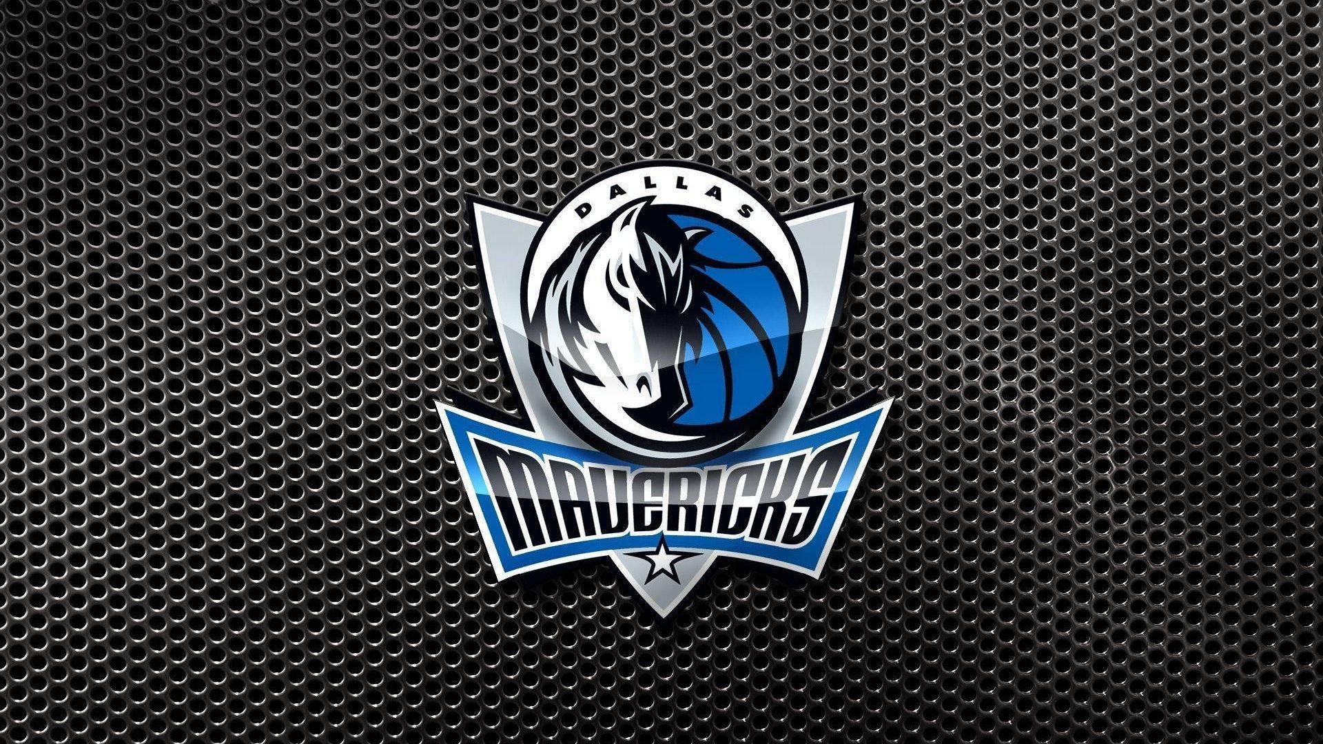 Mavericks 桌布 壁紙 — 達拉斯獨行俠標誌在帶紋理的黑色穿孔金屬背景上閃耀著藍色和銀色光芒。