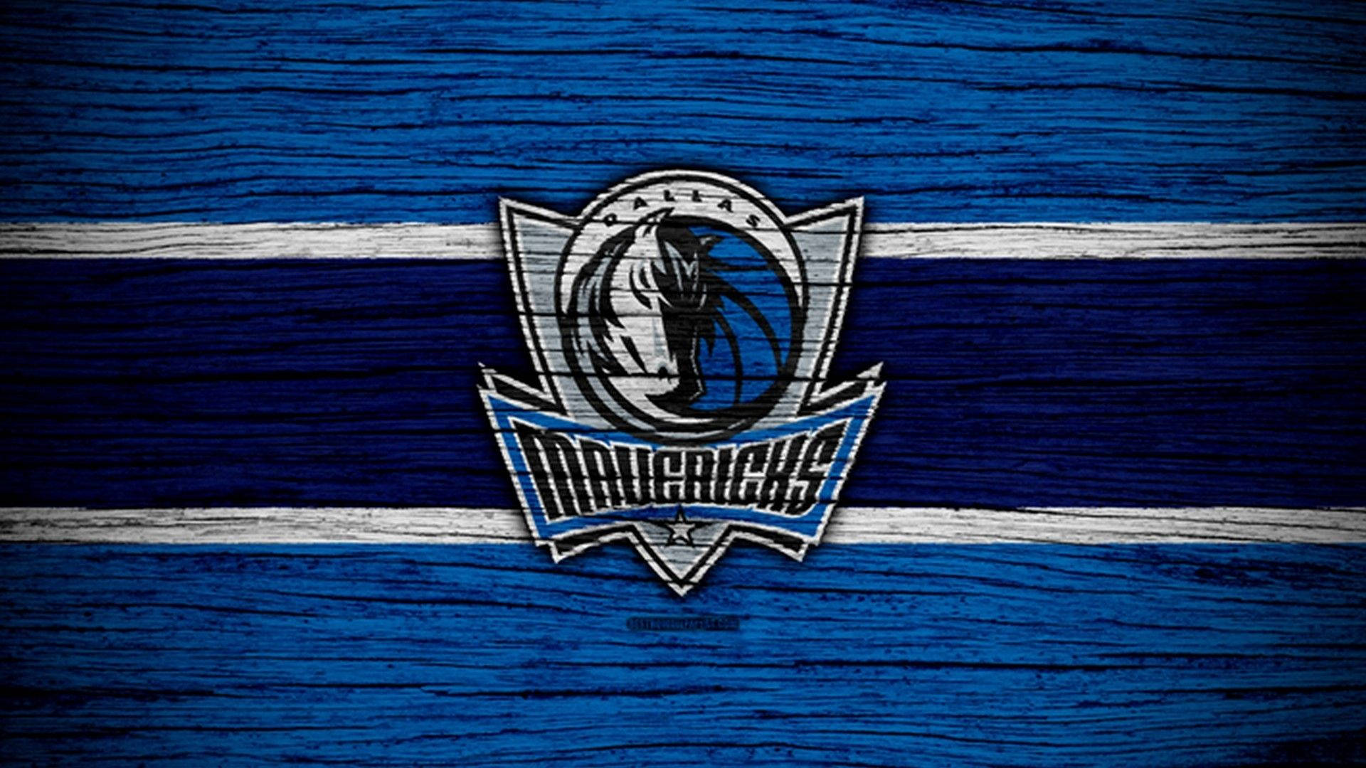 Mavericks 桌布 壁紙 — 達拉斯獨行俠標誌居中放置在帶有白色條紋的紋理藍色木質背景上。