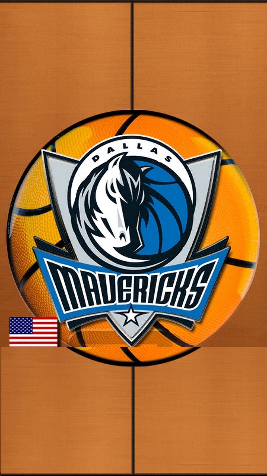 Mavericks 桌布 壁紙 — 達拉斯獨行俠標誌居中於籃球上，背景為木質球場，角落有美國國旗。