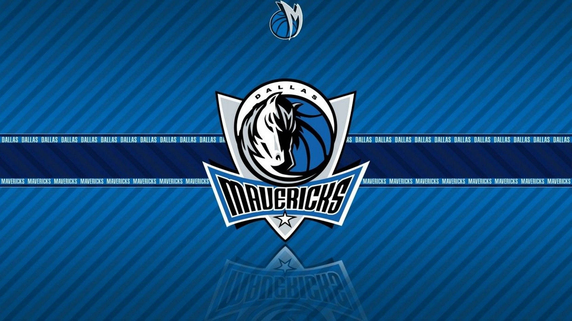 Mavericks 桌布 壁紙 — 達拉斯獨行俠標誌居中於藍色斜紋背景上，並帶有重複的球隊名稱文字條帶。