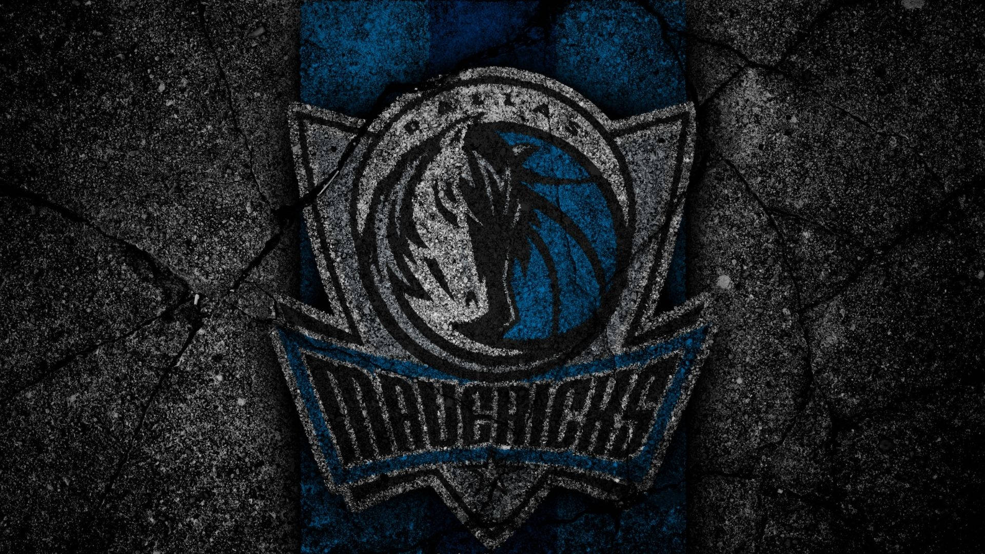 Mavericks 桌布 壁紙 — 達拉斯獨行俠標誌蝕刻在裂開的瀝青上，帶有粗糙的藍色和黑色紋理。