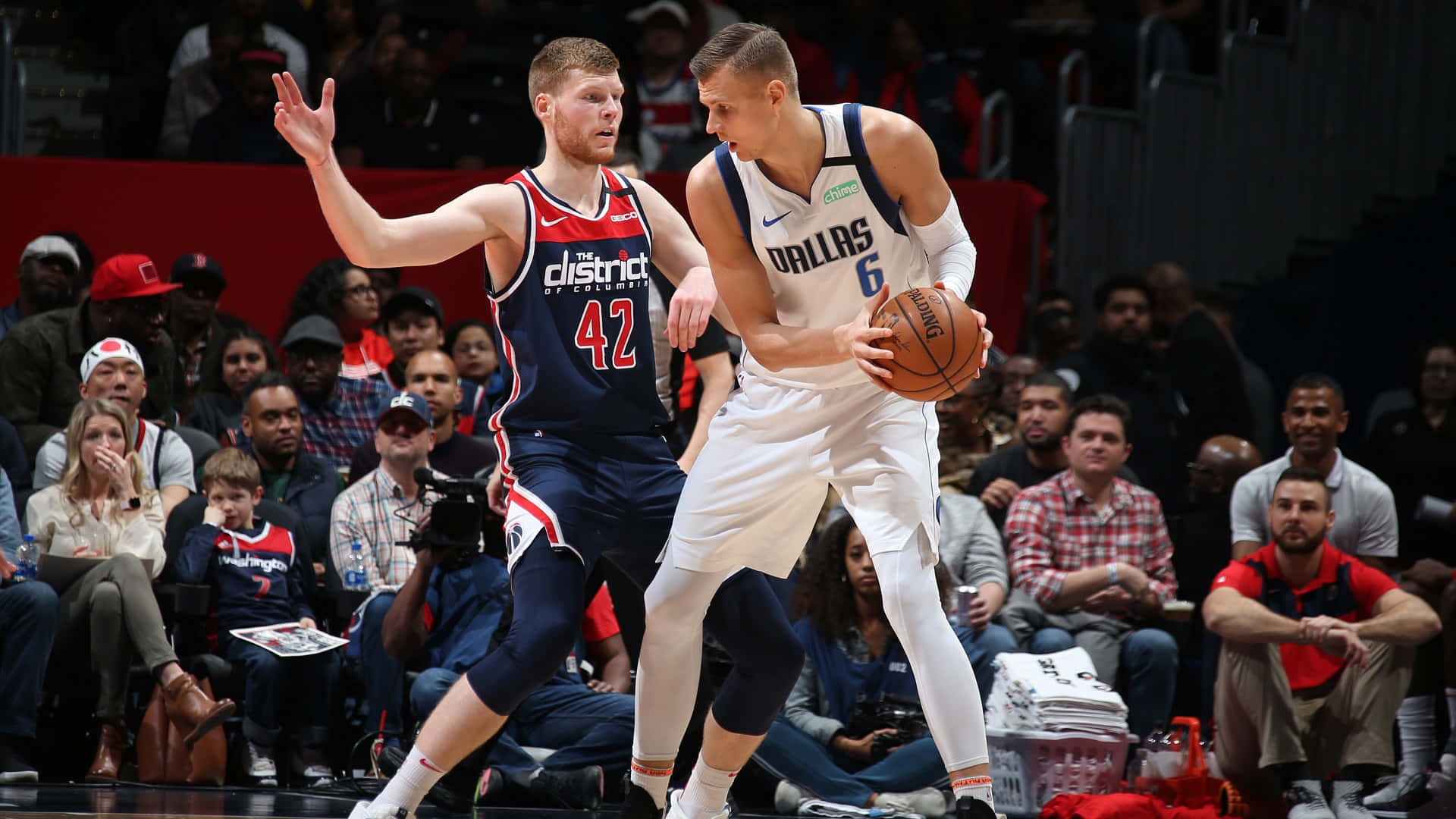 NBA 桌布 壁紙 — 達拉斯獨行俠球員在華盛頓巫師球員緊密防守下運球，進行一場激烈的NBA比賽。