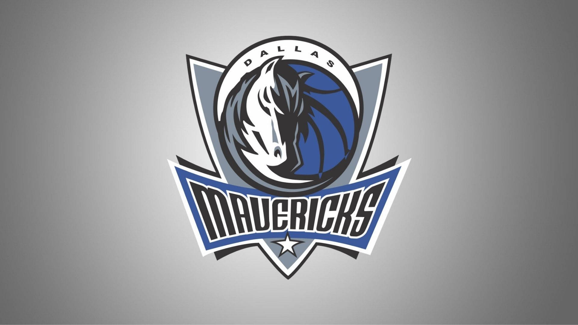 Mavericks 桌布 壁紙 — 達拉斯獨行俠隊標誌，籃球上有一個風格化的馬頭，背景為漸變灰色。