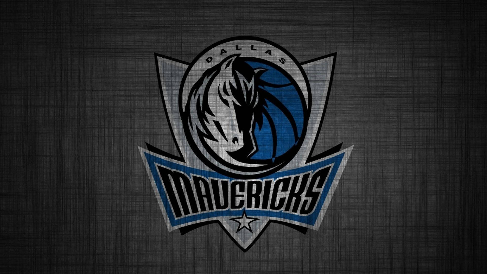 Mavericks 桌布 壁紙 — 達拉斯獨行俠隊標誌，藍色和銀色馬頭在紋理深灰色背景上。
