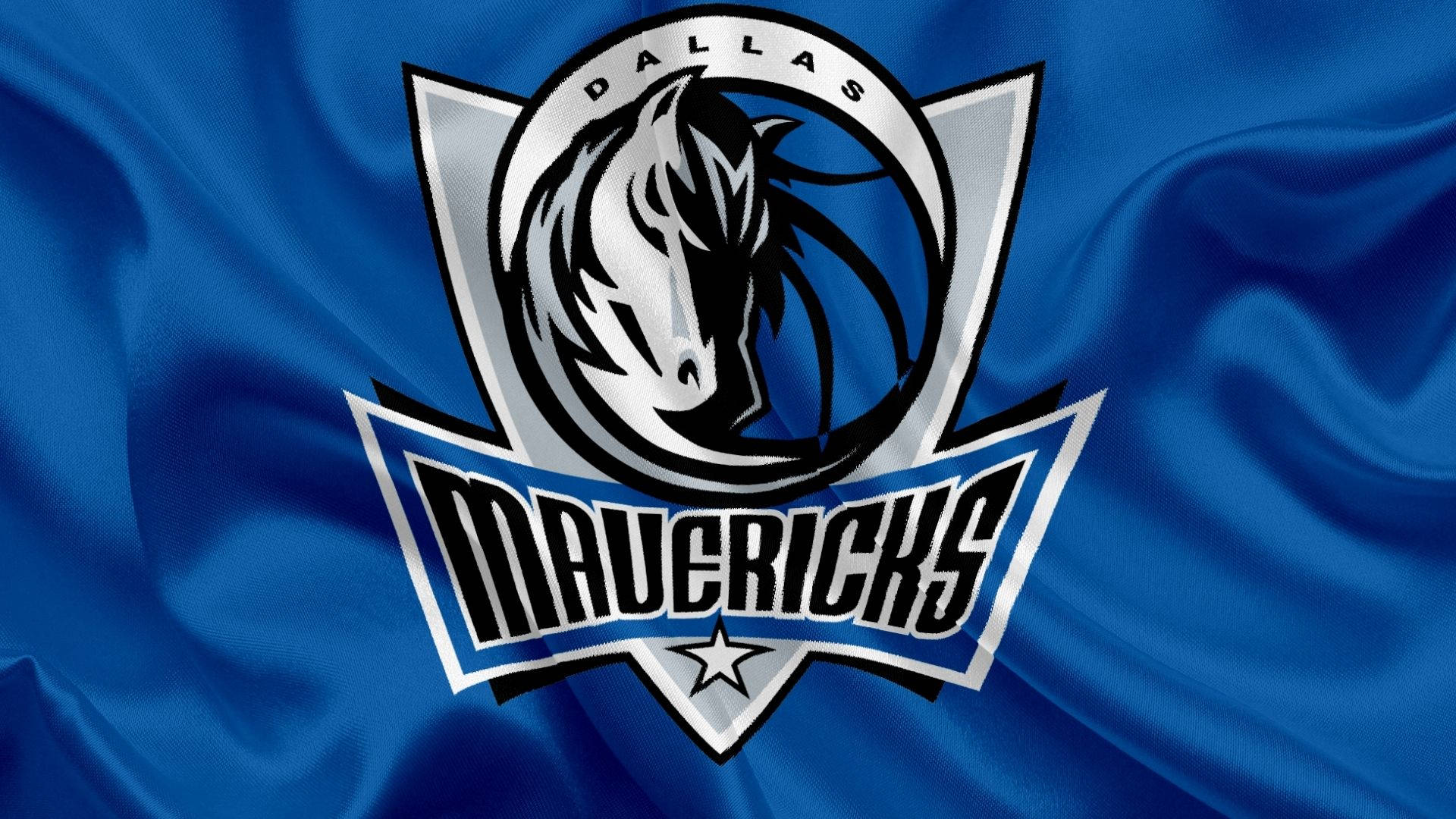 Mavericks 桌布 壁紙 — 達拉斯獨行俠隊標誌印在豐富的藍色緞面旗幟上，帶有戲劇性的摺痕和高光。