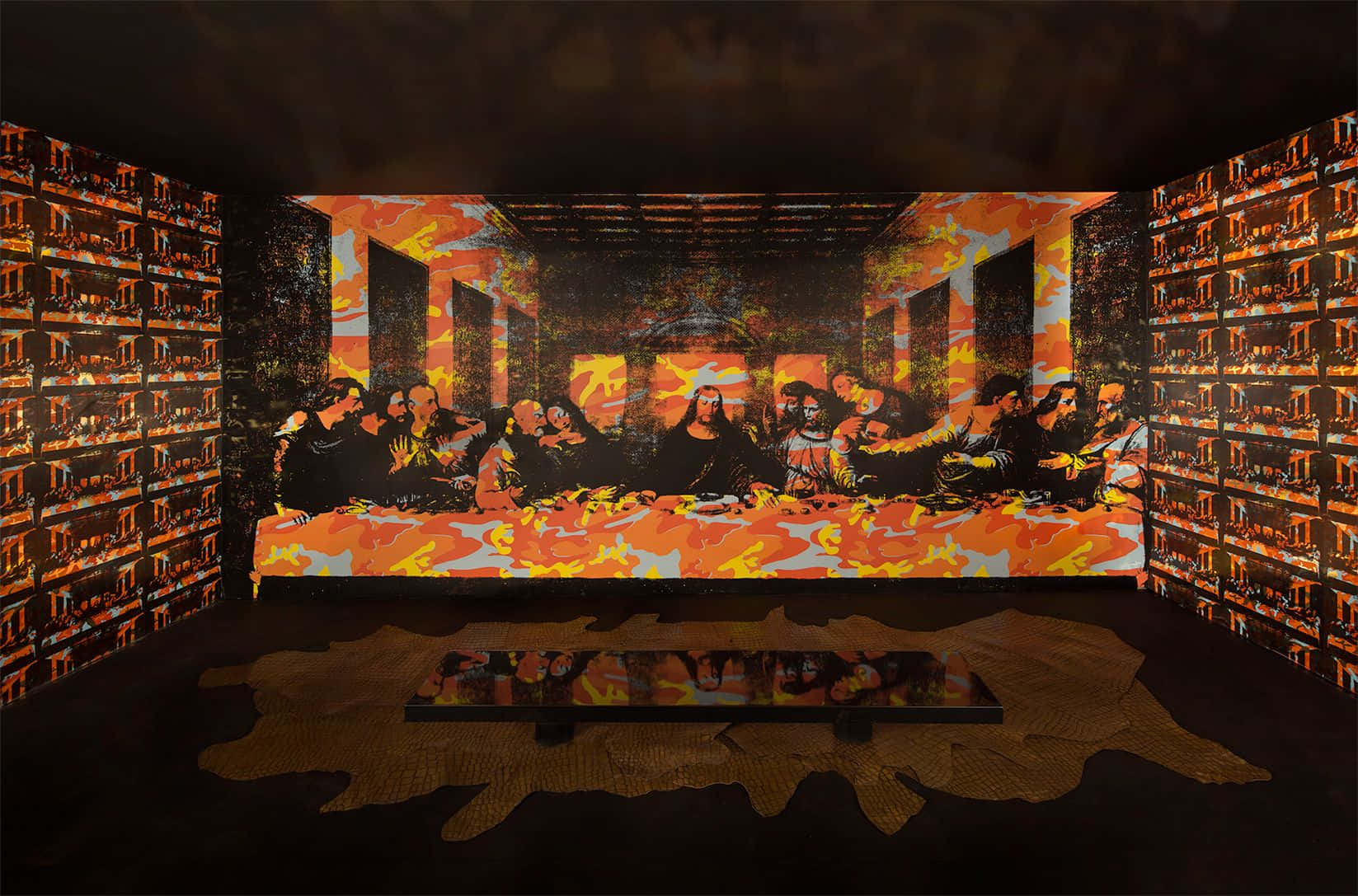 The Last Supper 桌布 壁紙 — 達文西《最後的晚餐》的戲劇性投影，以火熱的橙色和黑色色調照亮了一個黑暗的房間，周圍環繞著書架。