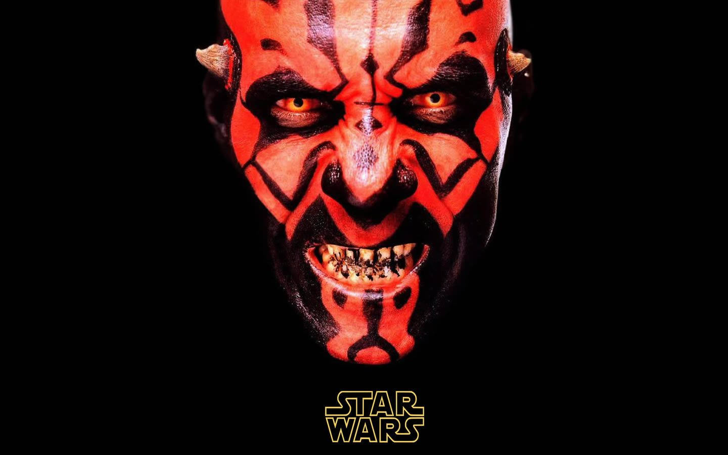 Sith 桌布 壁紙 — 達斯摩爾紅色皮膚的臉部特寫，帶有黑色標記和發光的黃色眼睛，背景為黑色。