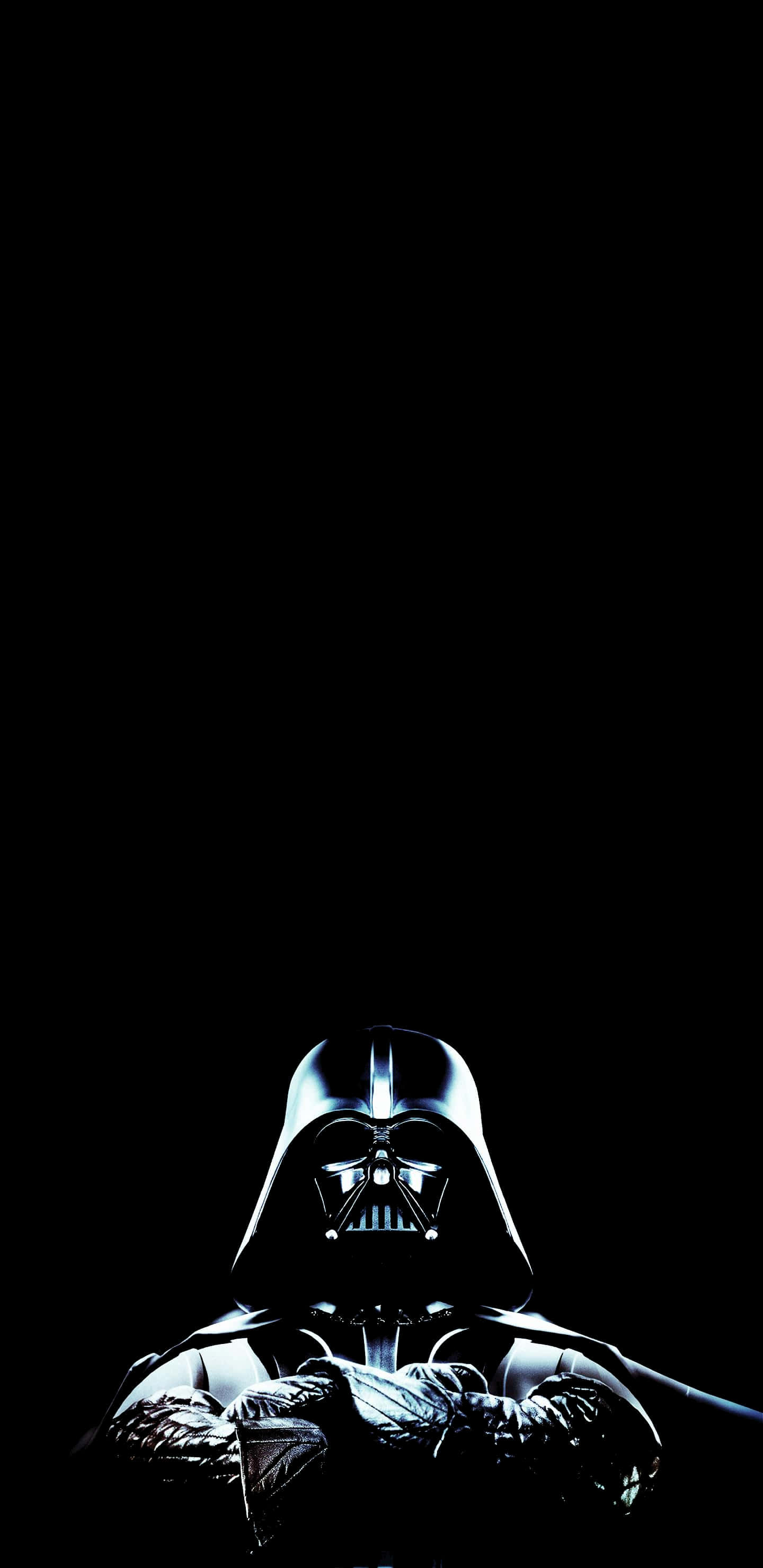 Star Wars Phone 桌布 壁紙 — 達斯維達以剪影姿態站立於黑色虛空之中，發光的眼睛和頭盔細節在戲劇性燈光下凸顯。