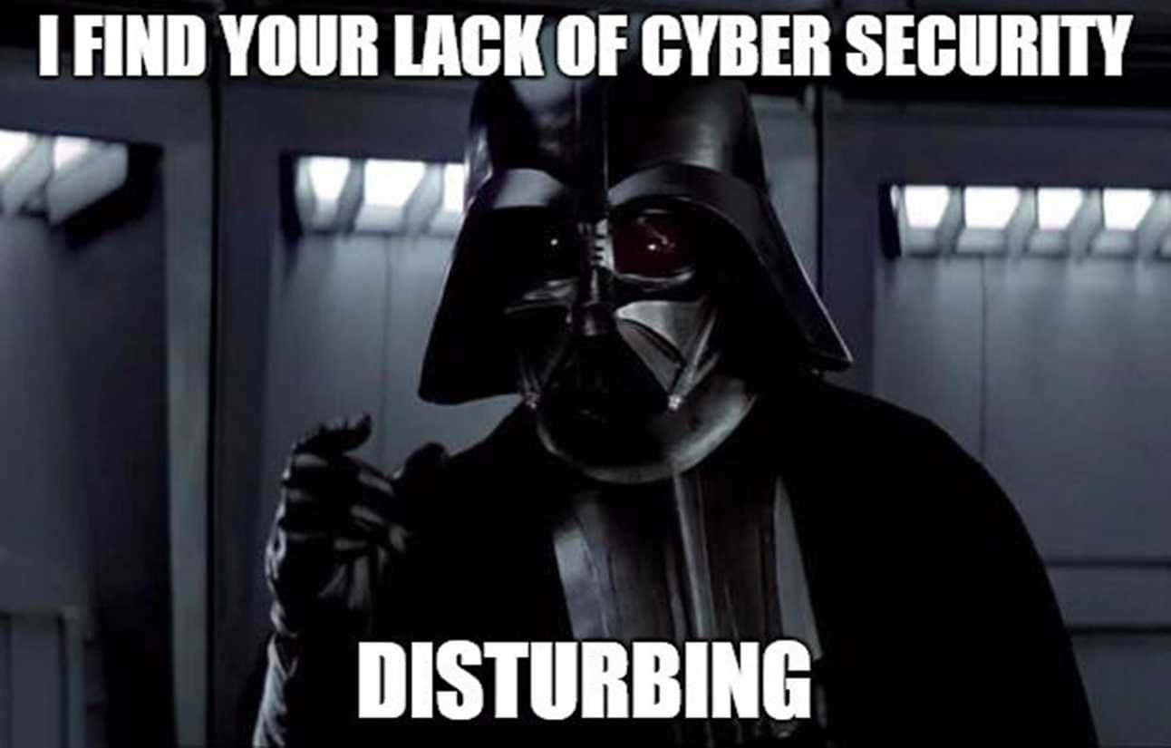 Cybersecurity Memes 桌布 壁紙 — 達斯維達在昏暗的走廊中發出帶有威脅性的網路安全警告，配以發光的紅眼和粗體白色文字。