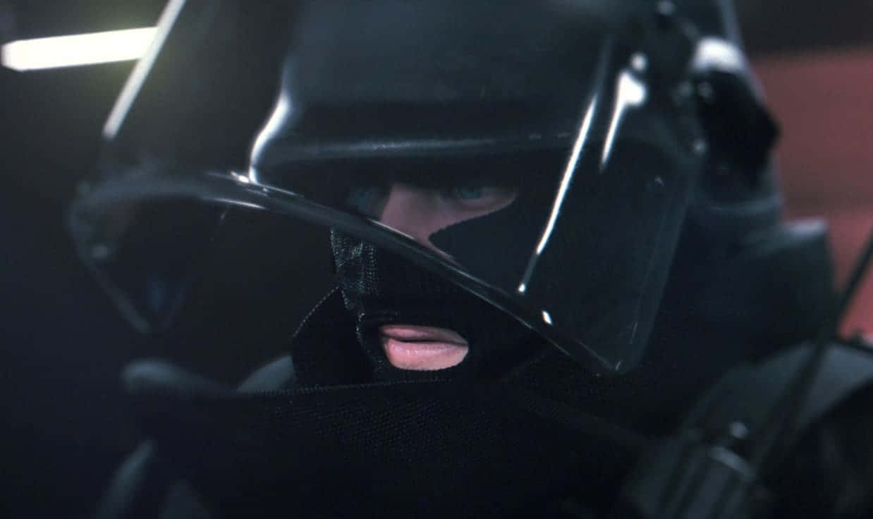 Rainbow Six Siege Rook 桌布 壁紙 — 達斯維達頭盔的特寫，透過面具可以看到發光的藍色眼睛和粉紅色嘴唇。