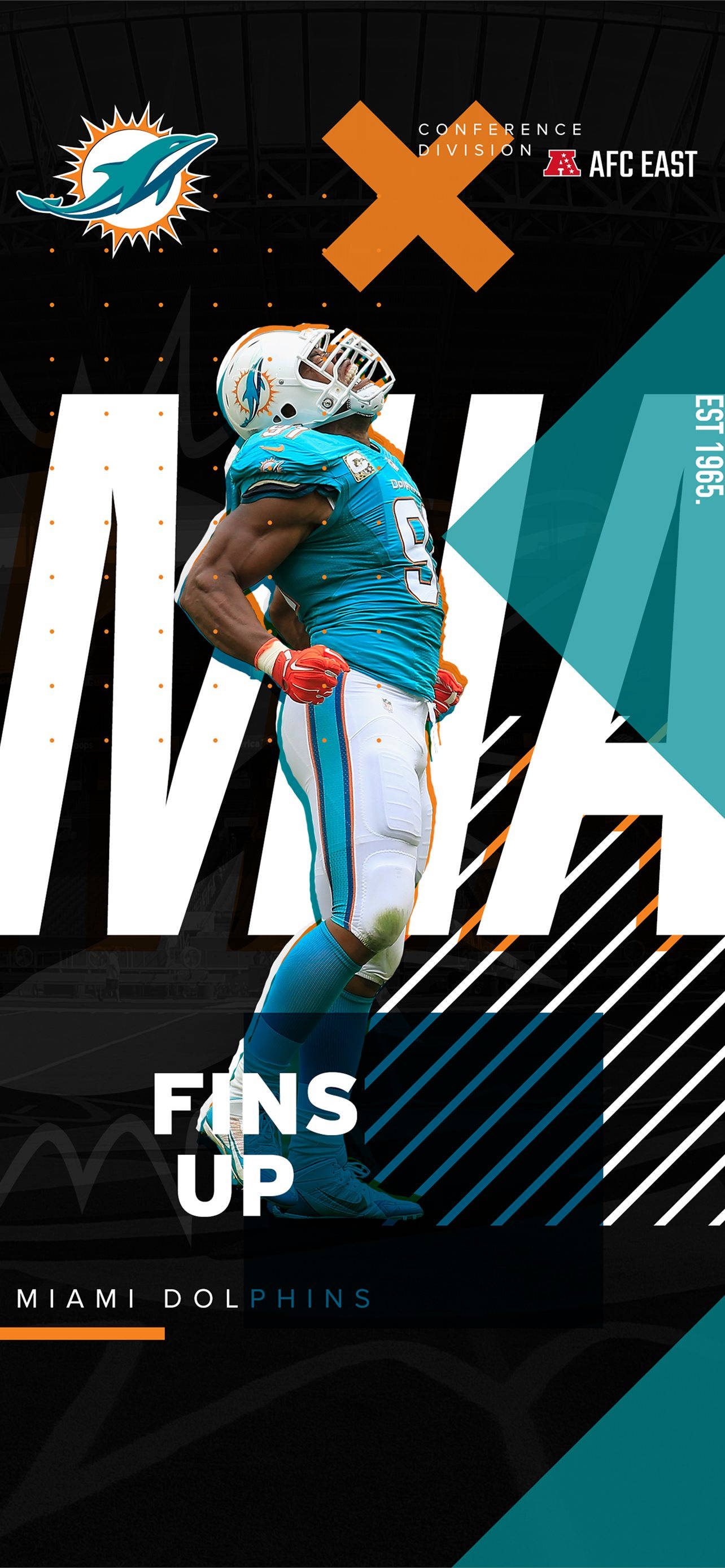 Miami Dolphins iPhone 桌布 壁紙 — 邁阿密海豚隊美式足球員身穿青綠色球衣，自信地站在大膽的圖形文字和球隊標誌前。