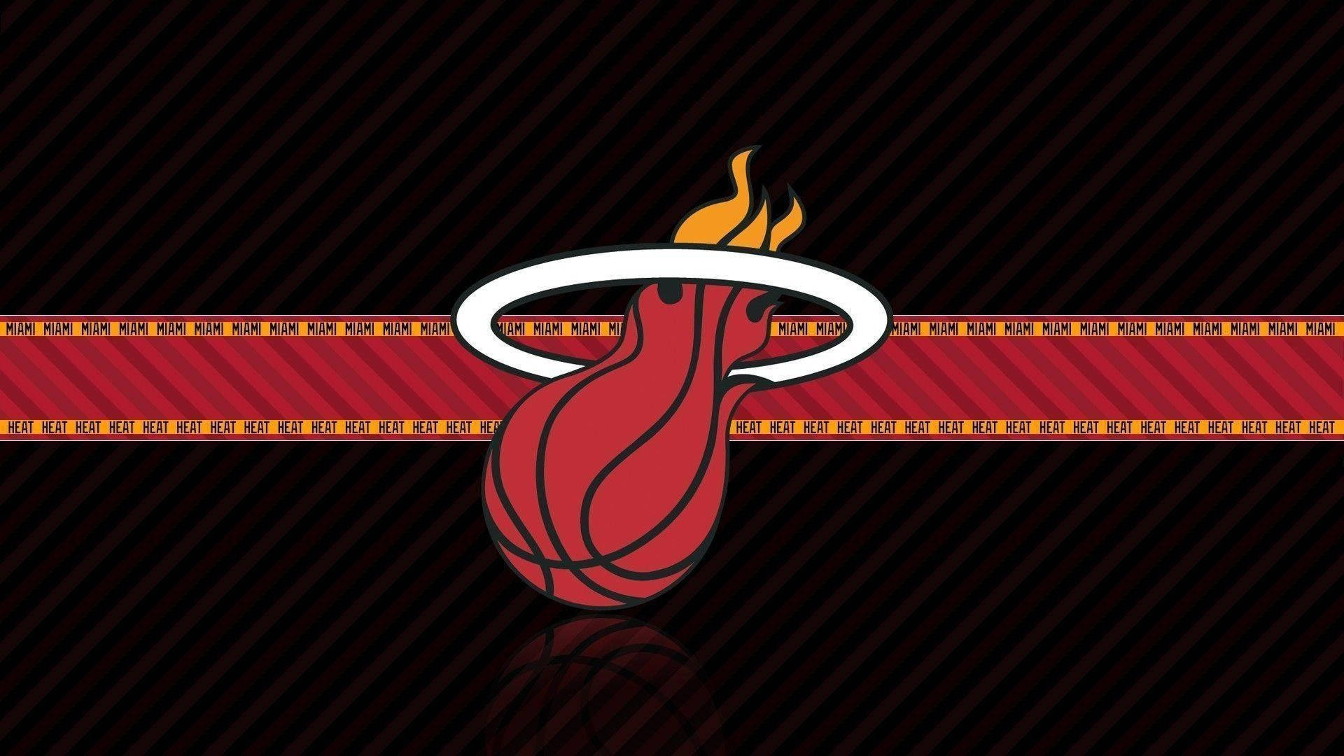 Heat 桌布 壁紙 — 邁阿密熱火標誌，中央為火焰籃球，背景為紅黑斜條紋，並重複顯示球隊名稱文字。