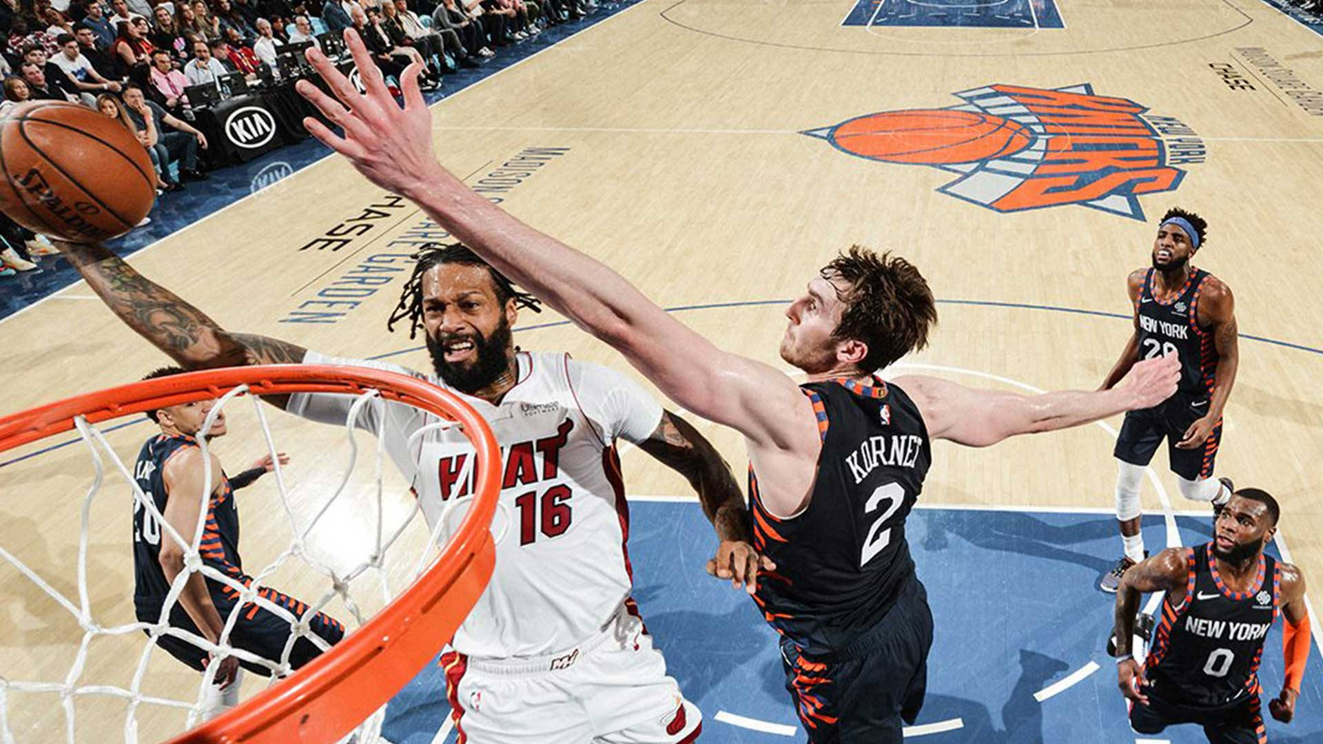 Heat 桌布 壁紙 — 邁阿密熱火球員帶球上籃，紐約尼克防守球員跳起封阻他的投籃，一場激烈的NBA比賽。