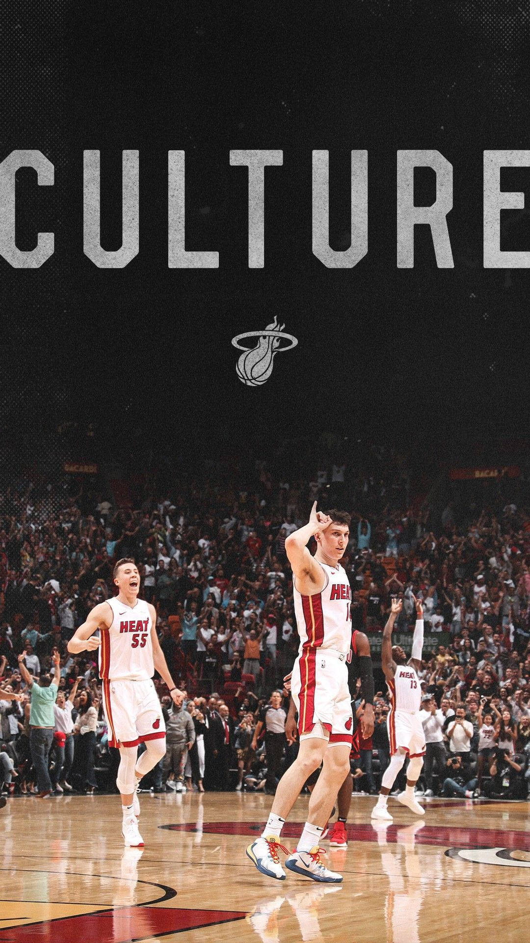 duncan robinson 桌布 壁紙 — 邁阿密熱火籃球運動員在燈光明亮的球場上慶祝勝利，周圍是熱情歡呼的觀眾，上方有「CULTURE」字樣。