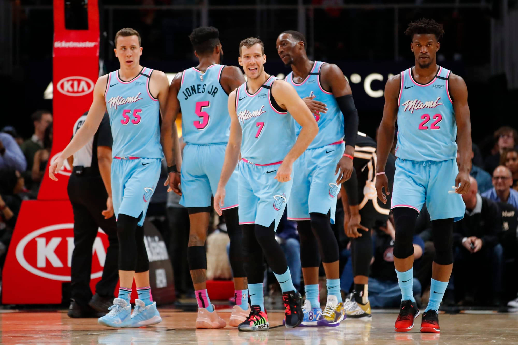 duncan robinson 桌布 壁紙 — 邁阿密熱火籃球運動員身穿淺藍色球衣，在比賽期間於拋光球場上一起慶祝。