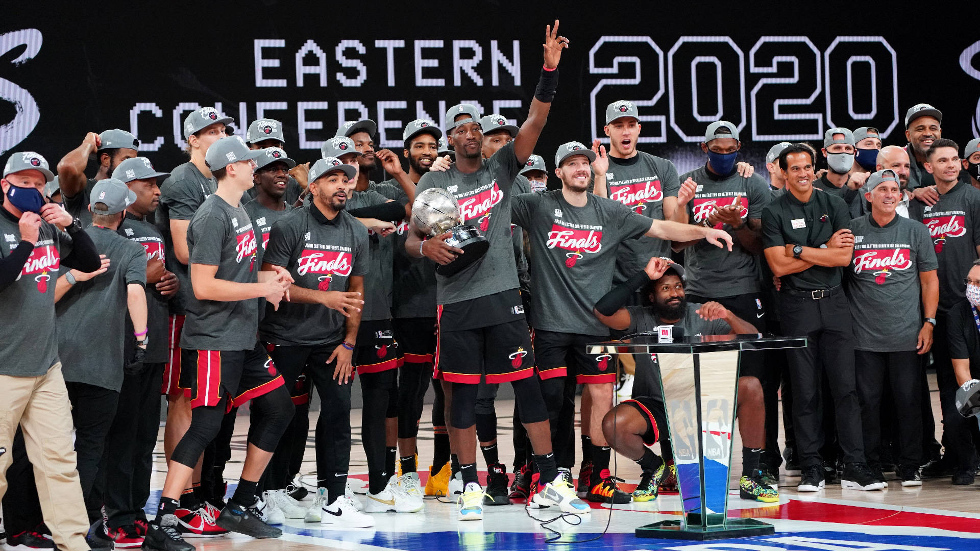 Heat 桌布 壁紙 — 邁阿密熱火籃球隊在球場上慶祝贏得2020年東部聯盟決賽，手持獎盃並做出喜悅的姿勢。
