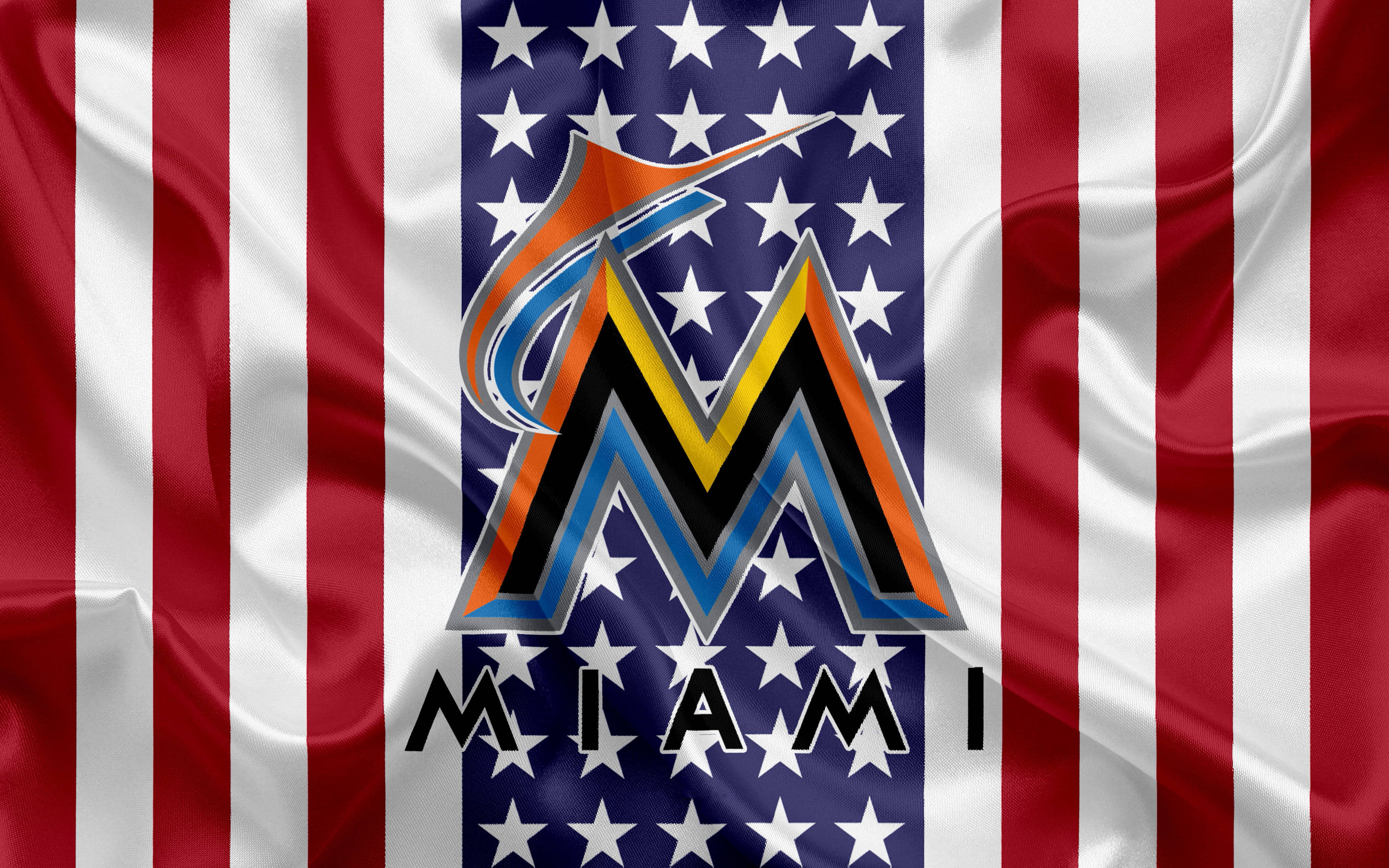 Marlins 桌布 壁紙 — 邁阿密馬林魚標誌突出顯示在飄揚的美國國旗上，國旗有紅、白、藍條紋和星星。