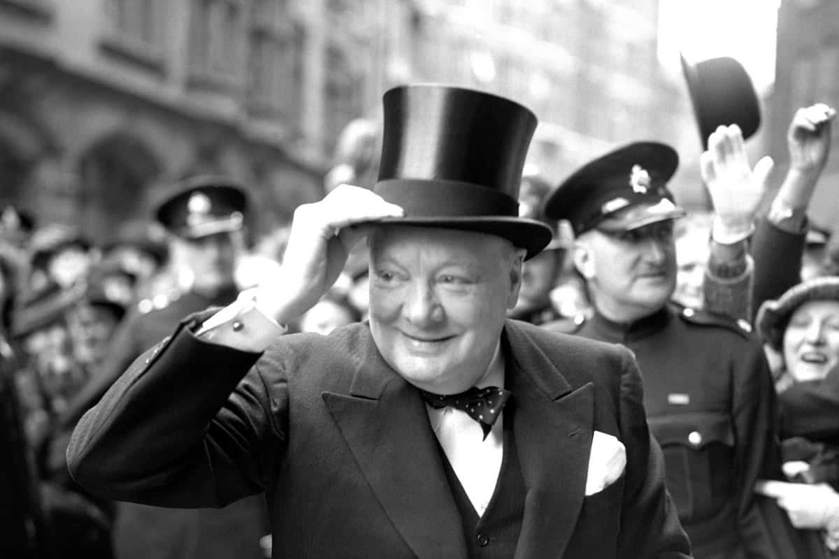 Winston Churchill 桌布 壁紙 — 邱吉爾戴著高頂禮帽，在繁忙的城市街景中向人群致意。