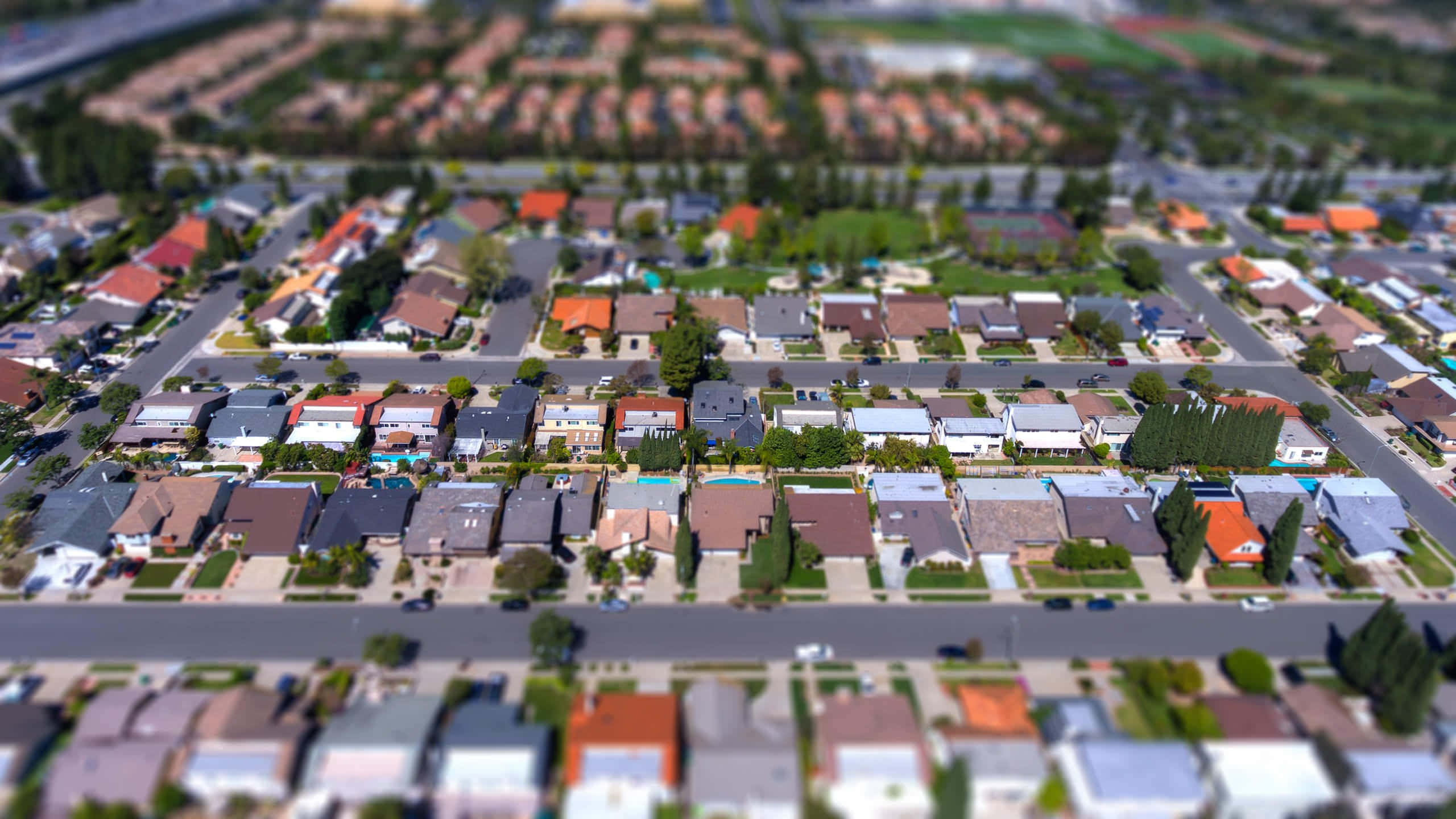 Neighborhood 桌布 壁紙 — 郊區住宅區的空中傾斜移位視圖，一排排房屋和蜿蜒的街道。