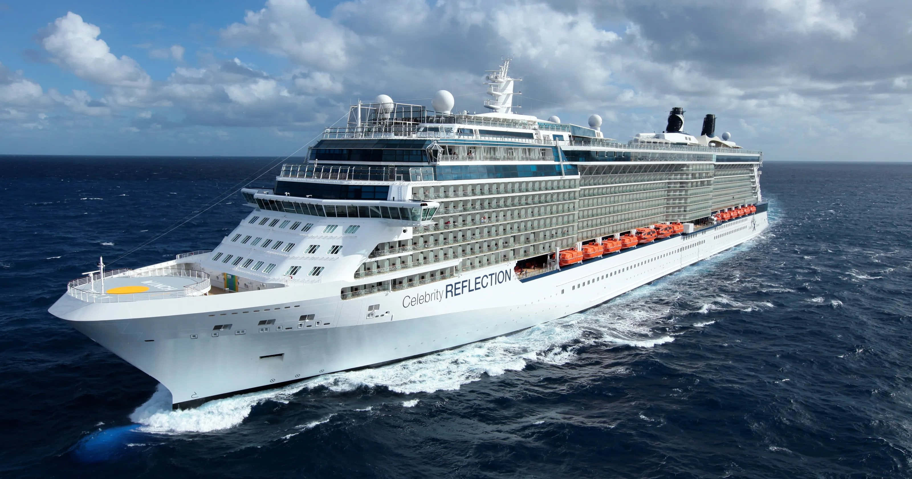 船 桌布 壁紙 — 郵輪 Celebrity Reflection 在部分多雲的天空下，雄偉地航行於深藍色的海洋中。