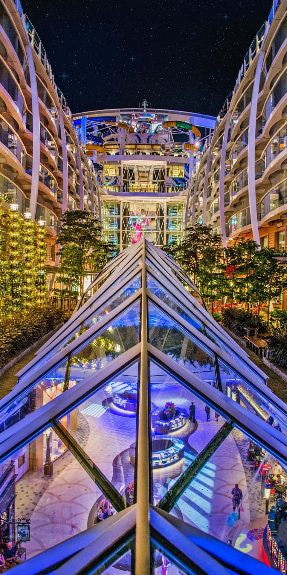 Cruise 桌布 壁紙 — 郵輪中庭的迷人夜景，閃爍藍色燈光，上方星空璀璨。
