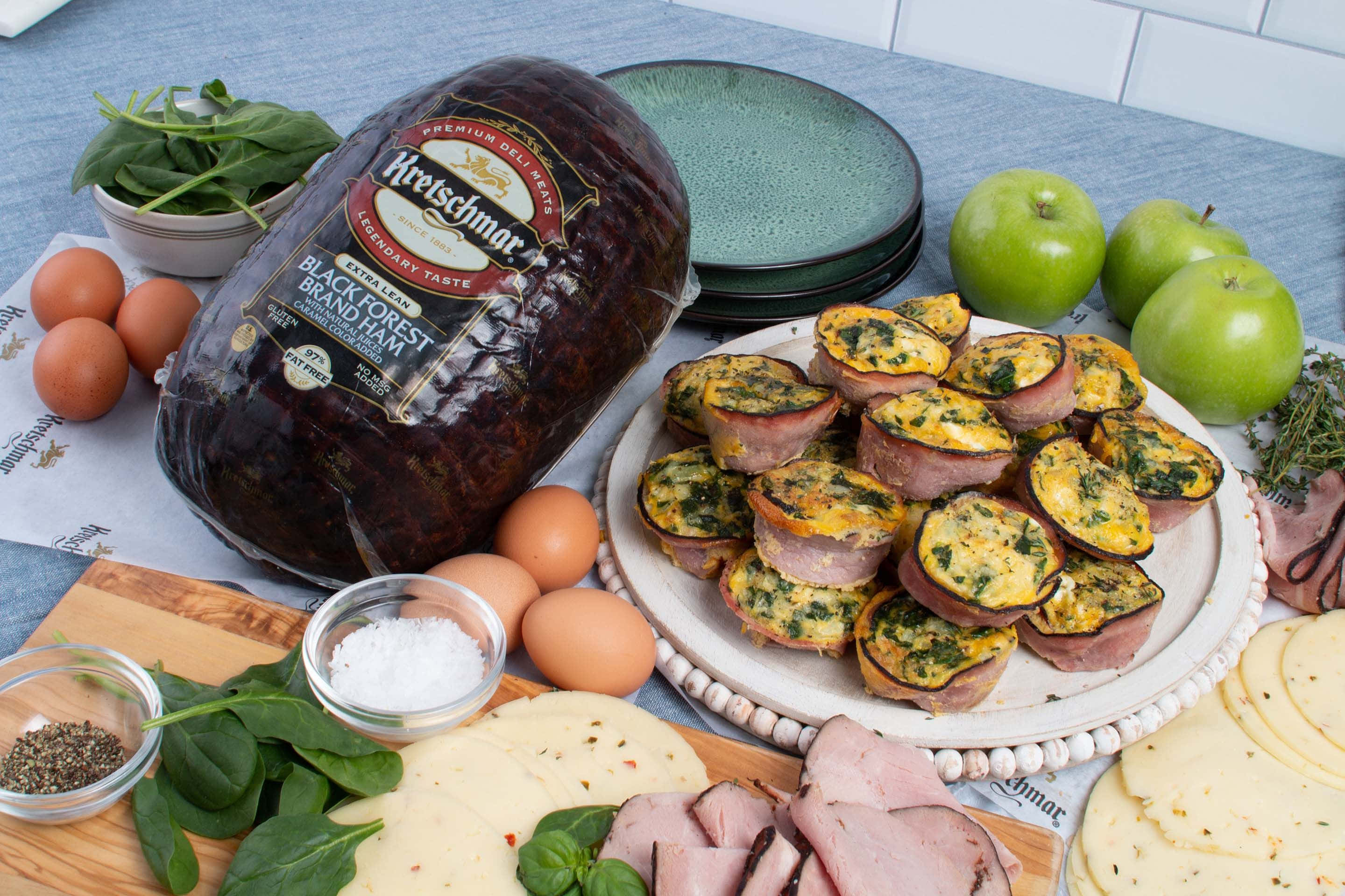 Black Forest Ham 桌布 壁紙 — 鄉村風格的廚房檯面展示整個黑森林火腿、烤火腿片、新鮮菠菜、雞蛋、蘋果和起司，以平鋪構圖呈現。