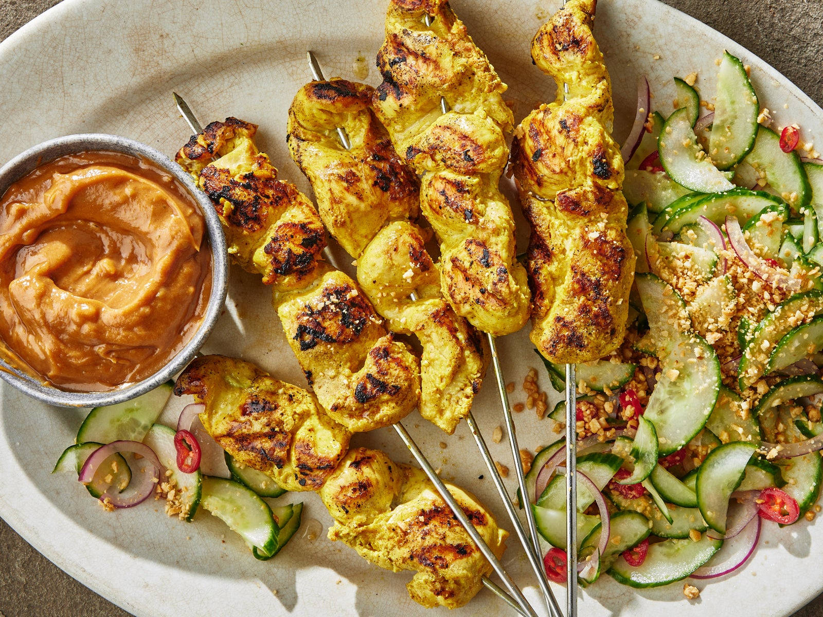Satay 桌布 壁紙 — 鄉村風格盤上的烤雞沙爹串搭配花生醬和黃瓜洋蔥沙拉