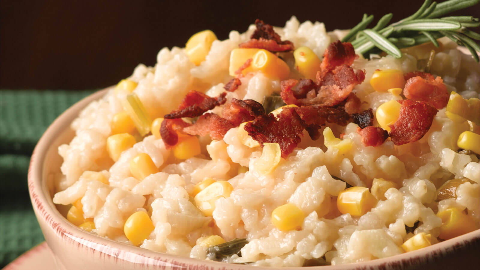 Corn 桌布 壁紙 — 鄉村風格碗中奶油燉飯的近距離特寫，上面鋪有脆培根和新鮮迷迭香。