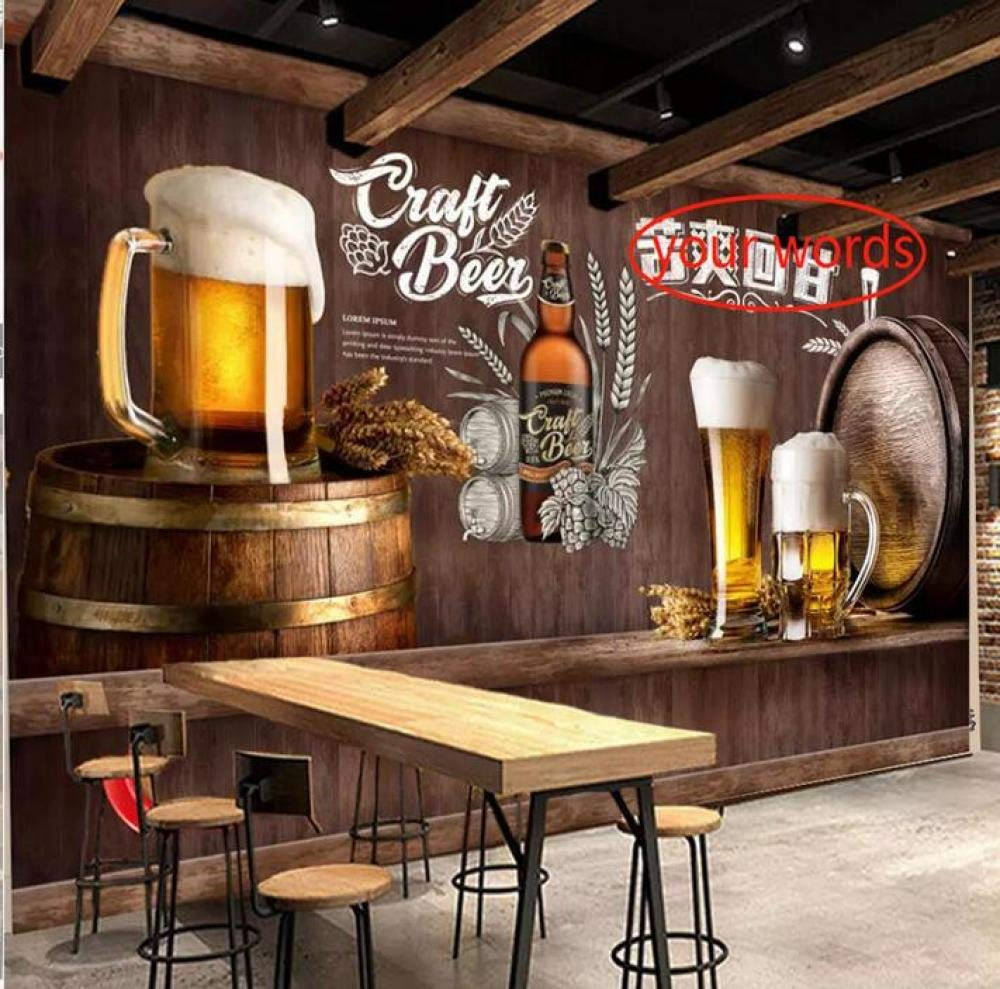 Beer 桌布 壁紙 — 鄉村風格酒吧內部，深色木牆上有一幅大型木啤酒桶壁畫，描繪泡沫豐富的手工啤酒杯和小麥插圖。