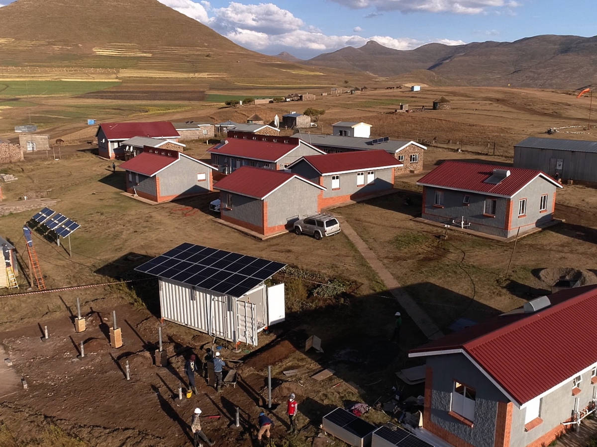 Lesotho 桌布 壁紙 — 鄉村鳥瞰圖，紅頂房屋和太陽能板，天空部分多雲。