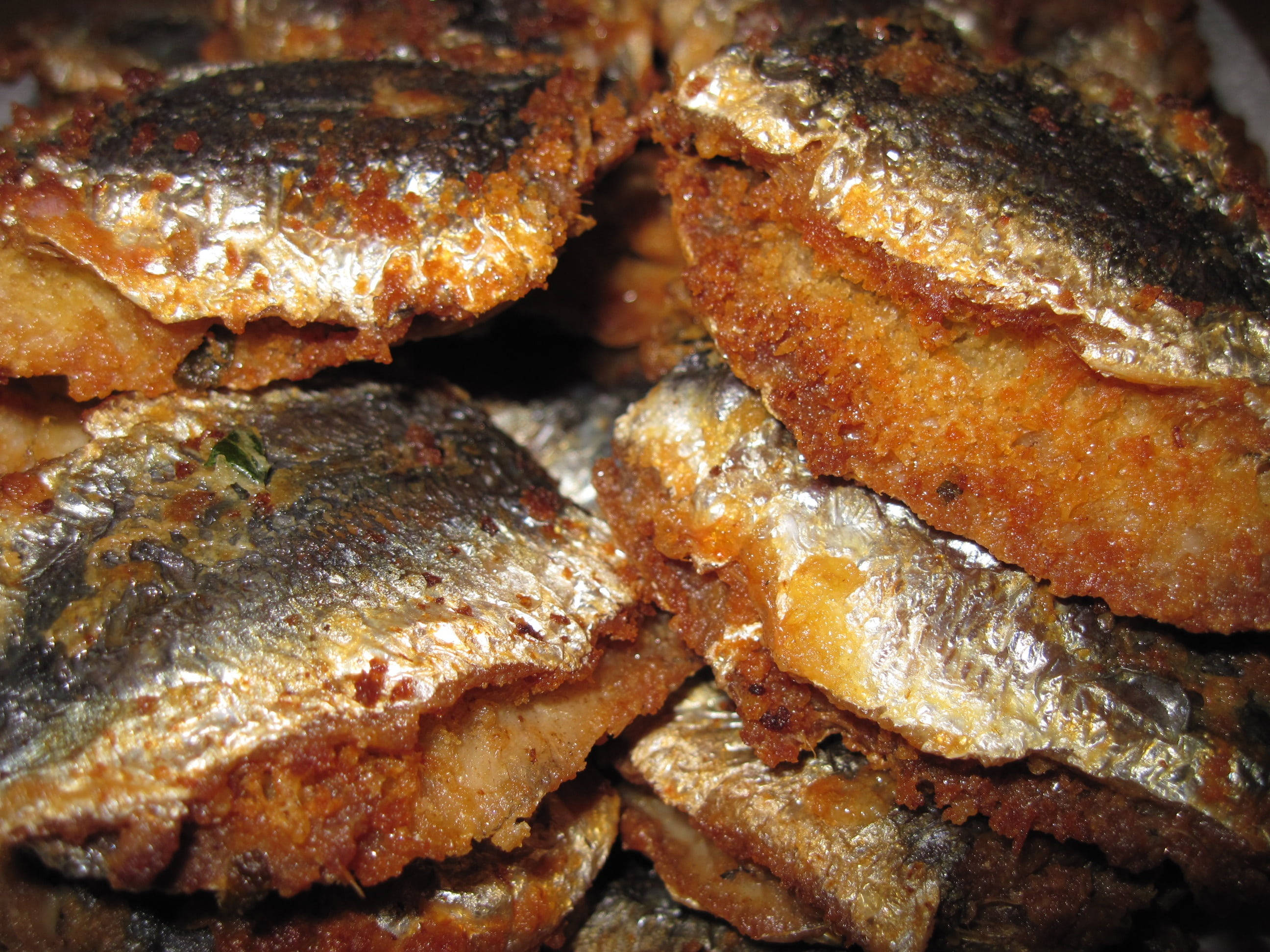 魚 桌布 壁紙 — 酥脆炸魚片，金黃酥皮，閃閃發光的魚鱗，高高堆起。