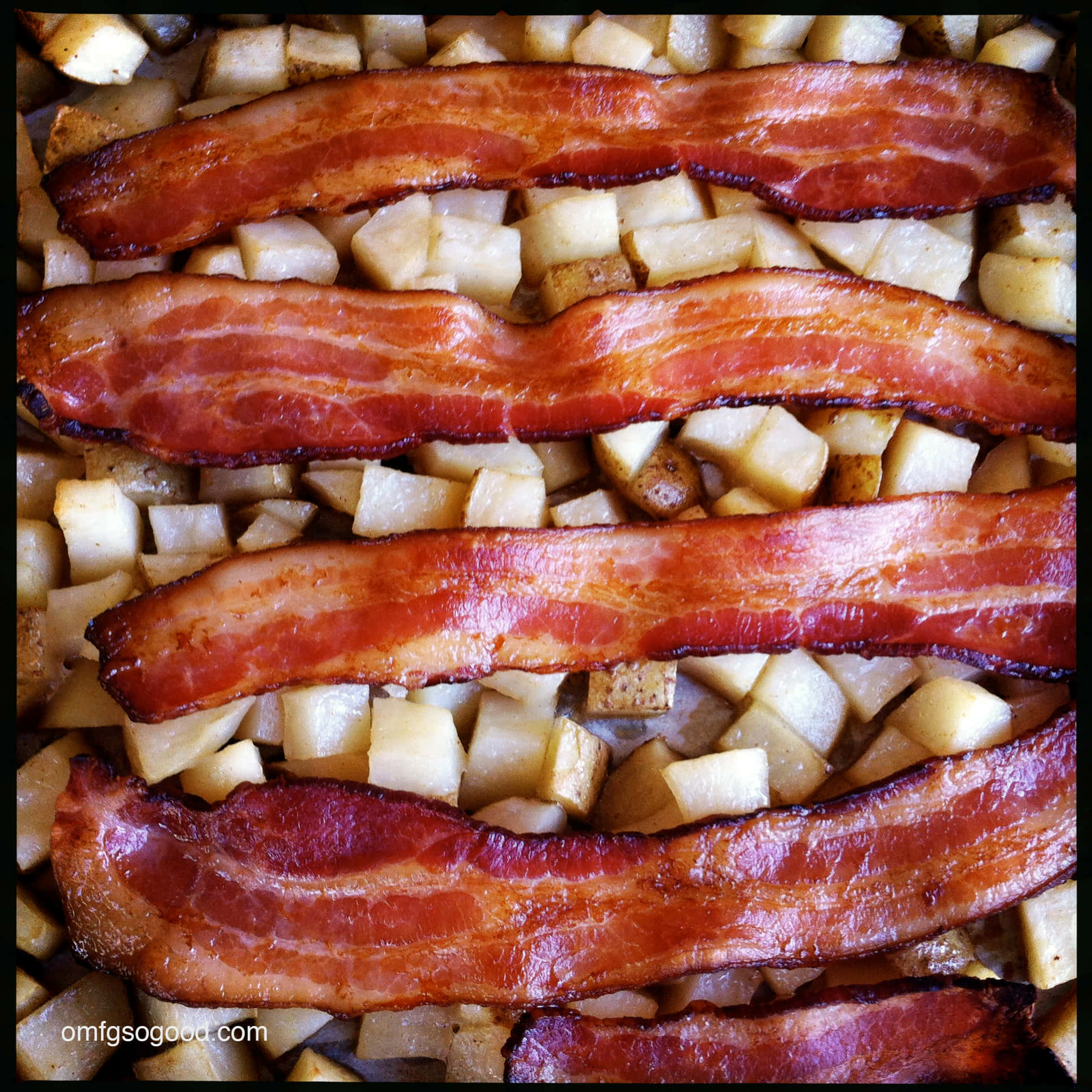 bacon 桌布 壁紙 — 酥脆的培根條放在金黃色的烤馬鈴薯塊上，俯拍特寫鏡頭。