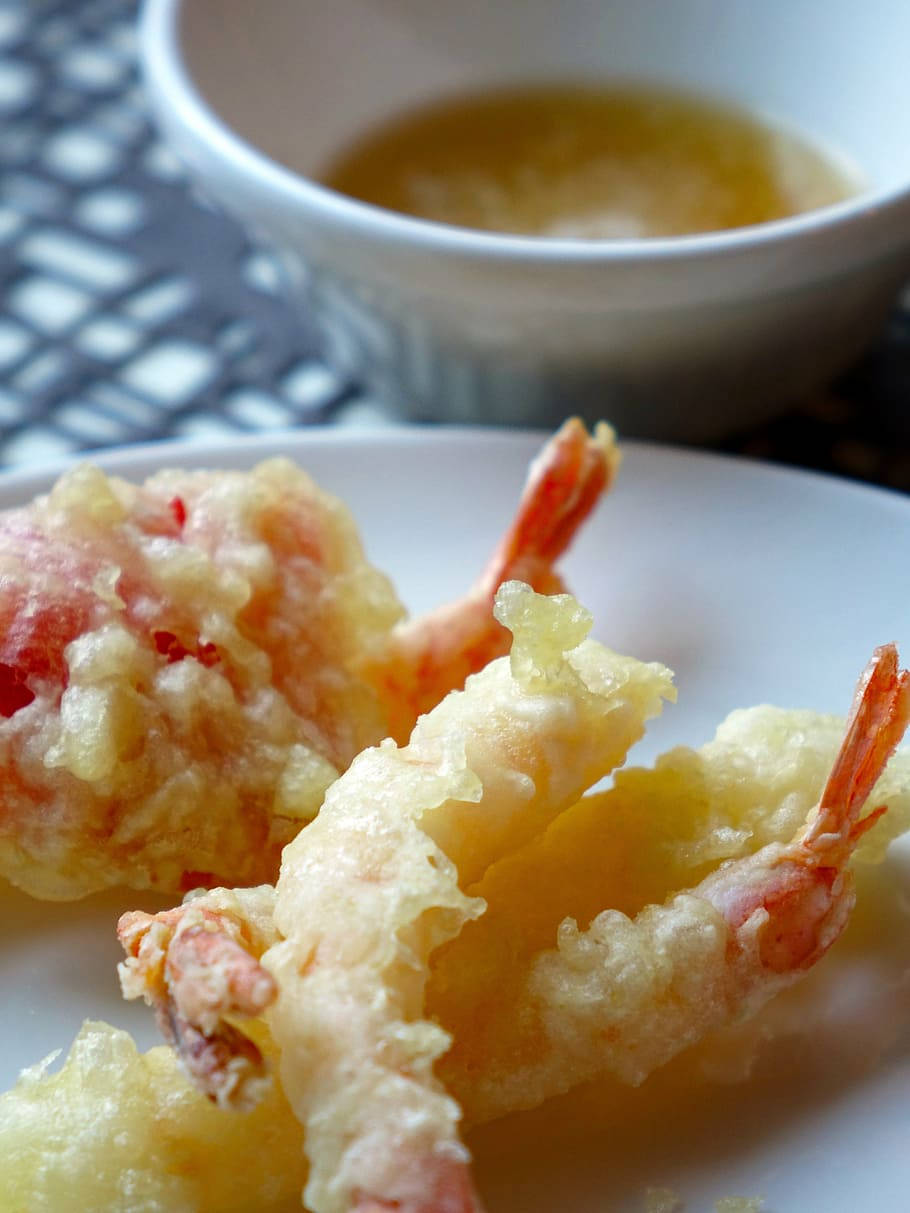 shrimp 桌布 壁紙 — 酥脆金黃天婦羅蝦，搭配細膩麵糊和鮮豔粉紅蝦尾，盛放在白盤上，附有沾醬。
