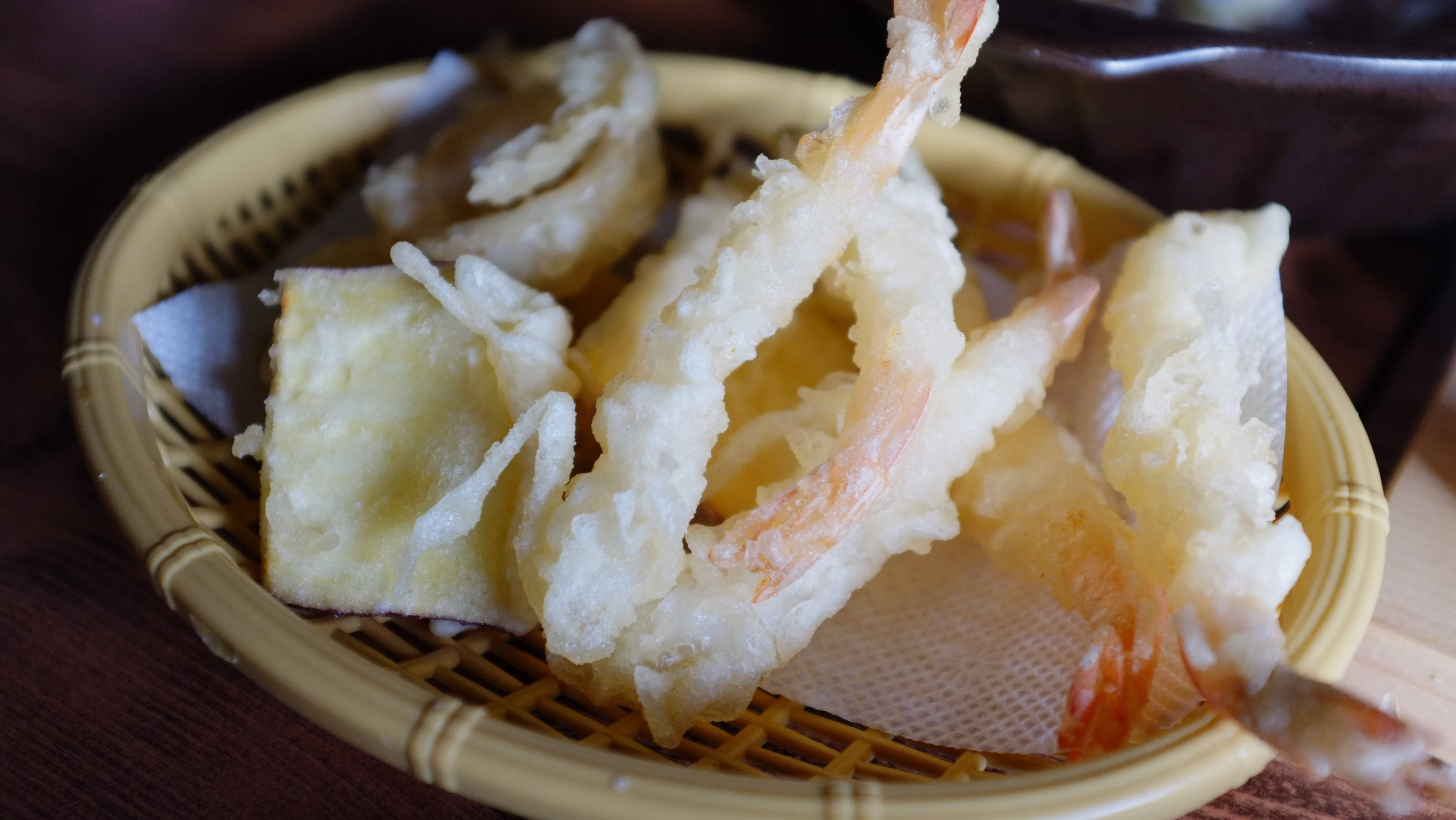 shrimp 桌布 壁紙 — 酥脆金黃天婦羅蝦和豆腐，放在鋪有紙的編織竹籃中。