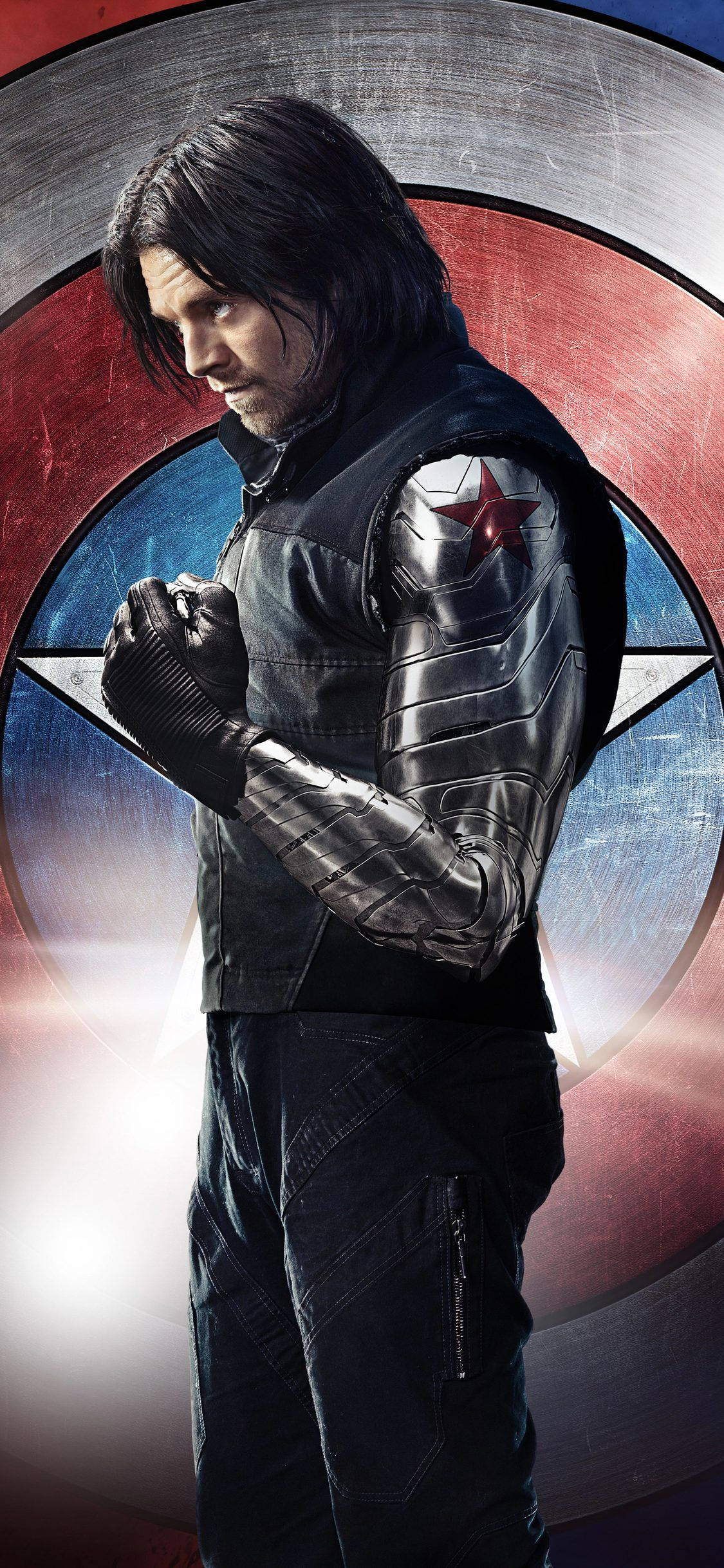Winter Soldier 桌布 壁紙 — 酷寒戰士以英雄姿態站立，其標誌性的星形裝飾手臂在發光的盾牌背景下格外突出。