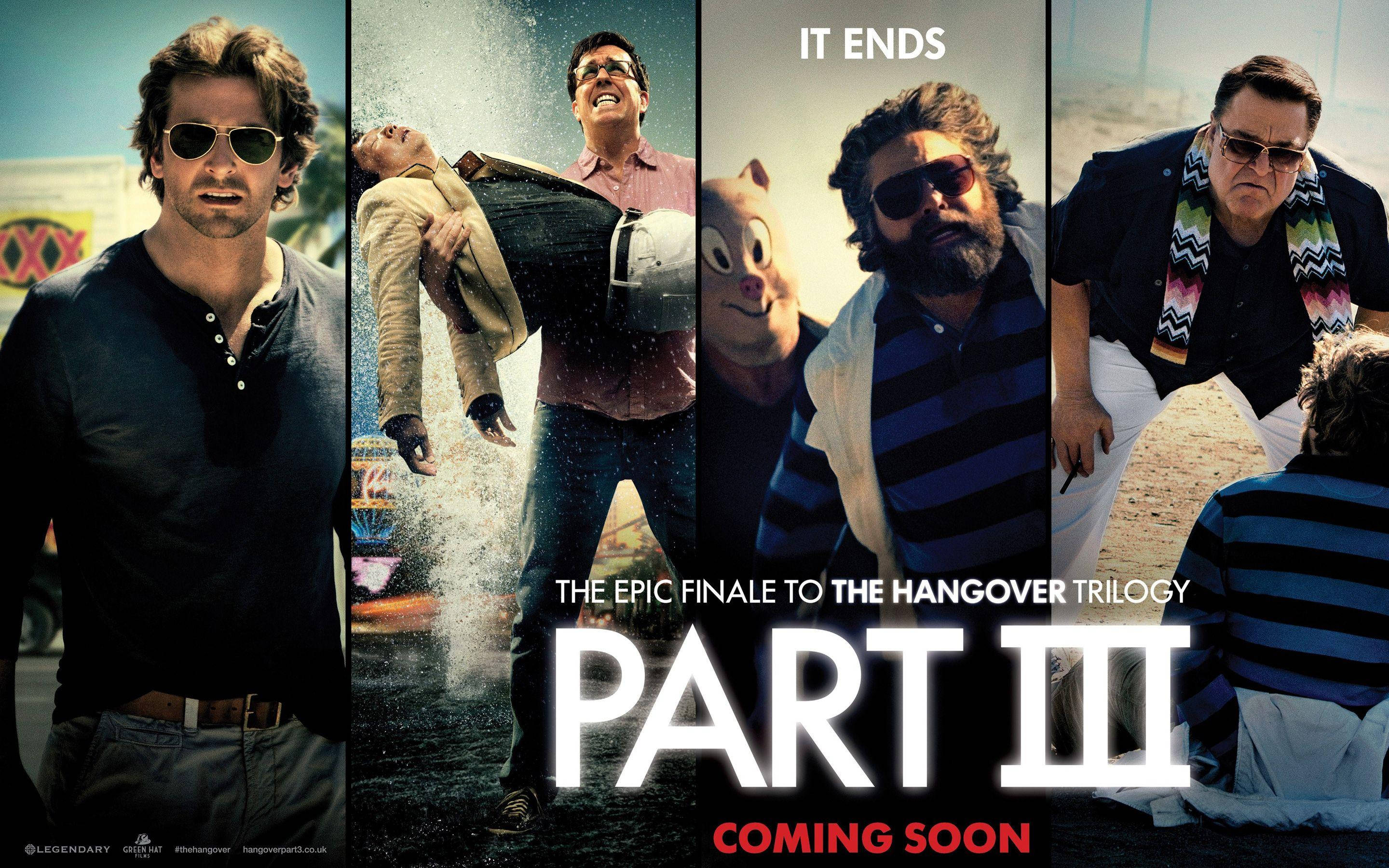 the hangover 桌布 壁紙 — 《醉後大丈夫3》電影海報中四個男人在混亂場景，配以粗體文字和豬面具。