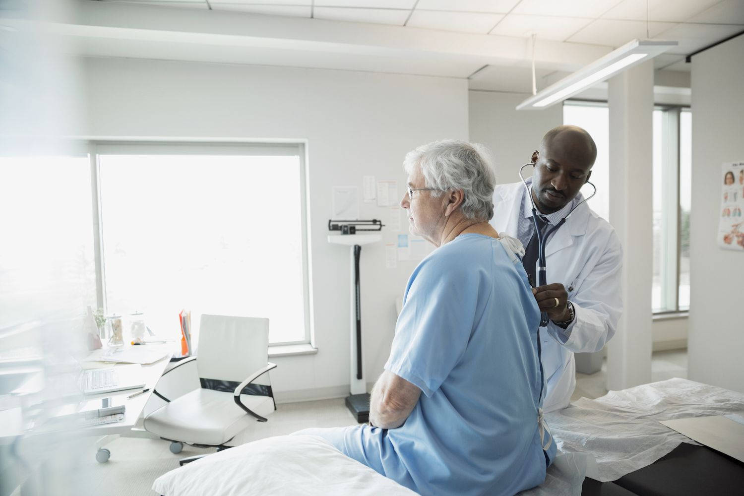 Stethoscope 桌布 壁紙 — 醫生在明亮的臨床檢查室中用聽診器聆聽老年病人的心跳。