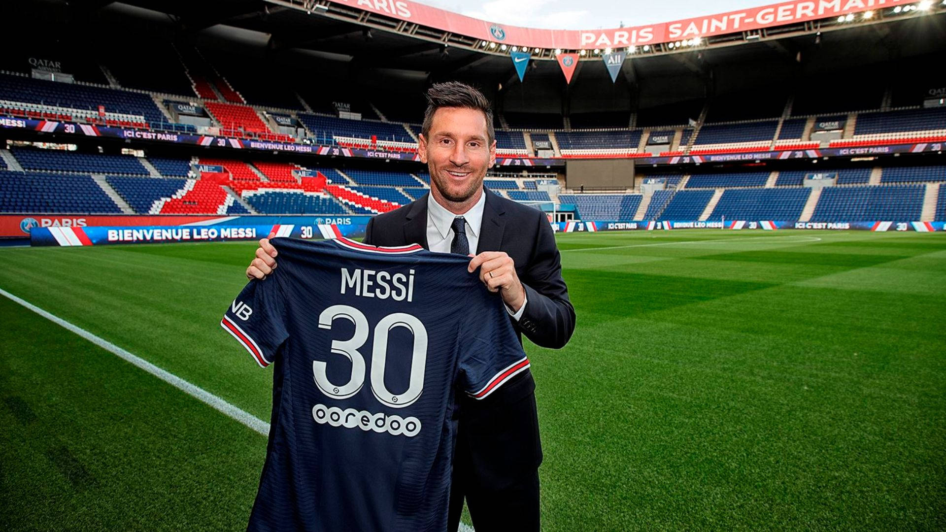 里奧·梅西在球場上手持他的PSG 30號球衣。 — 梅西 2020 壁紙 壁紙