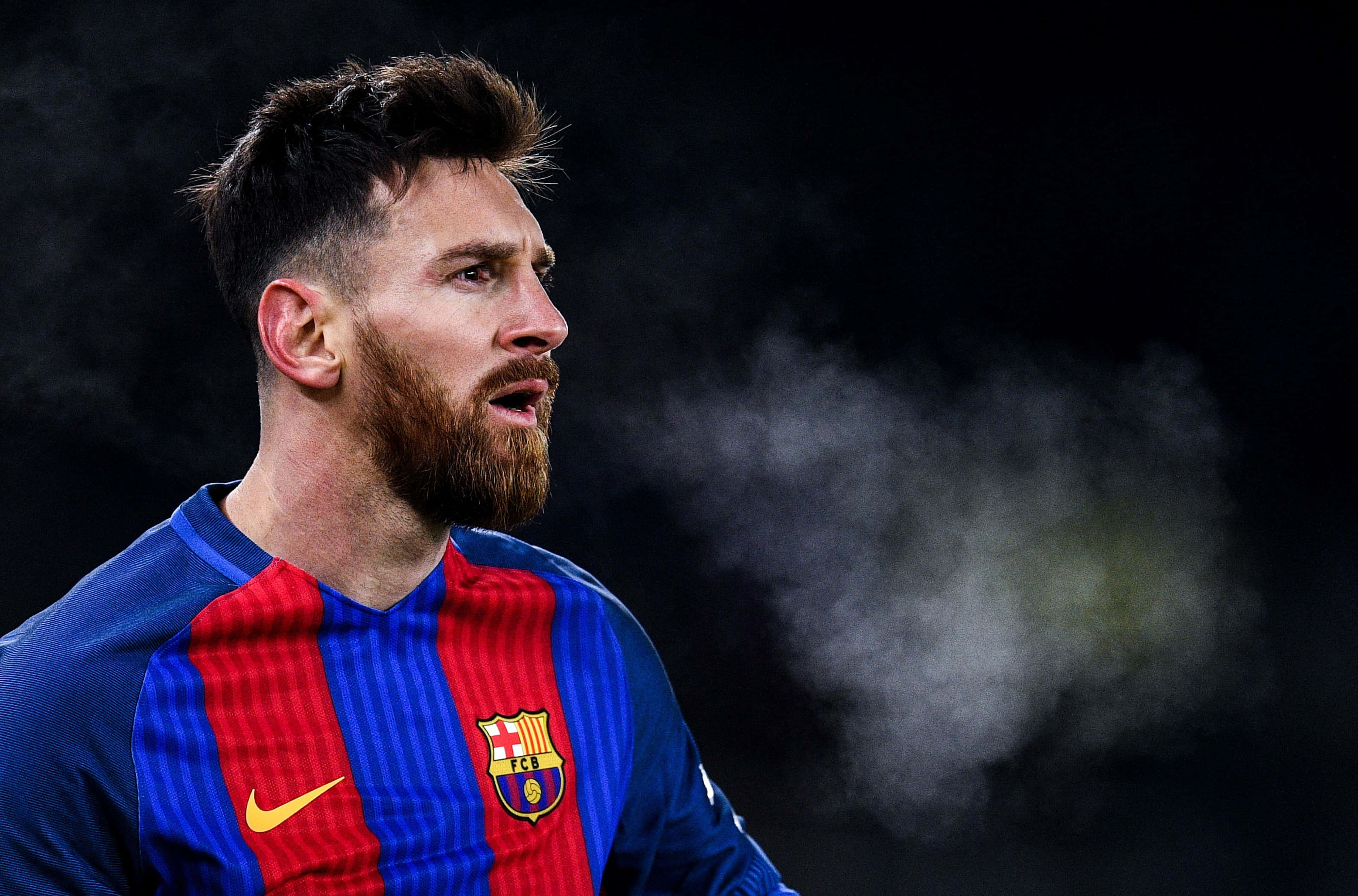 Messi Cool 桌布 壁紙 — 里奧內爾·梅西身穿FC巴塞隆納球衣的特寫，背景昏暗煙霧彌漫，表情專注而強烈。