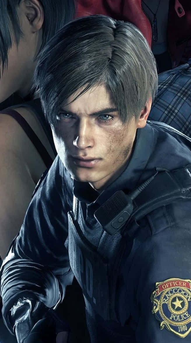 Resident Evil iPhone 桌布 壁紙 — 里昂·S·甘迺迪身穿浣熊市警察制服的近距離特寫，表情嚴肅，臉上有污垢。